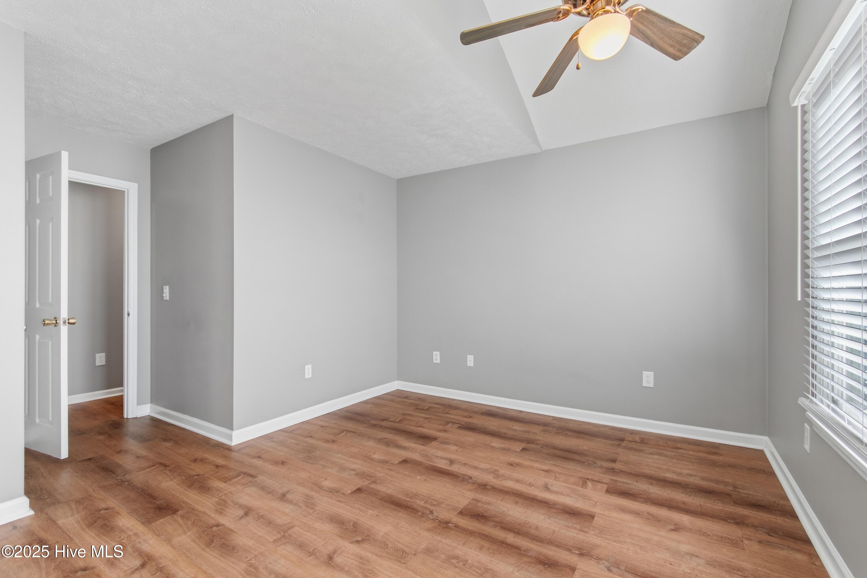 100546463 | Photo 24