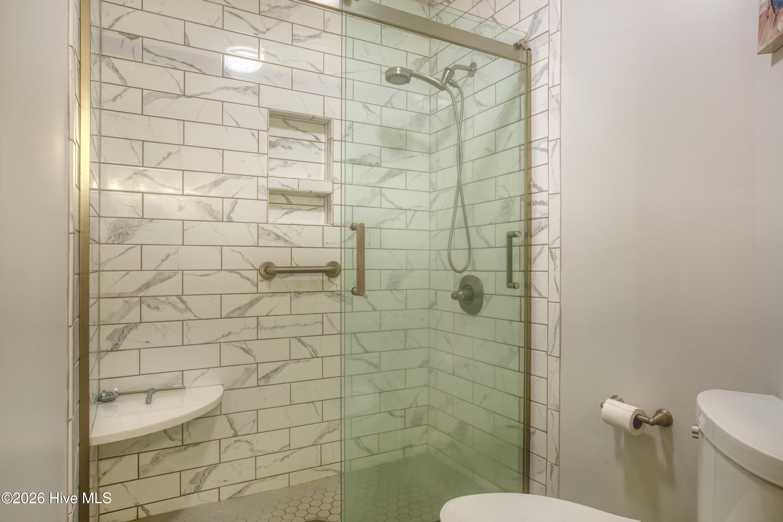 100559939 | Photo 16