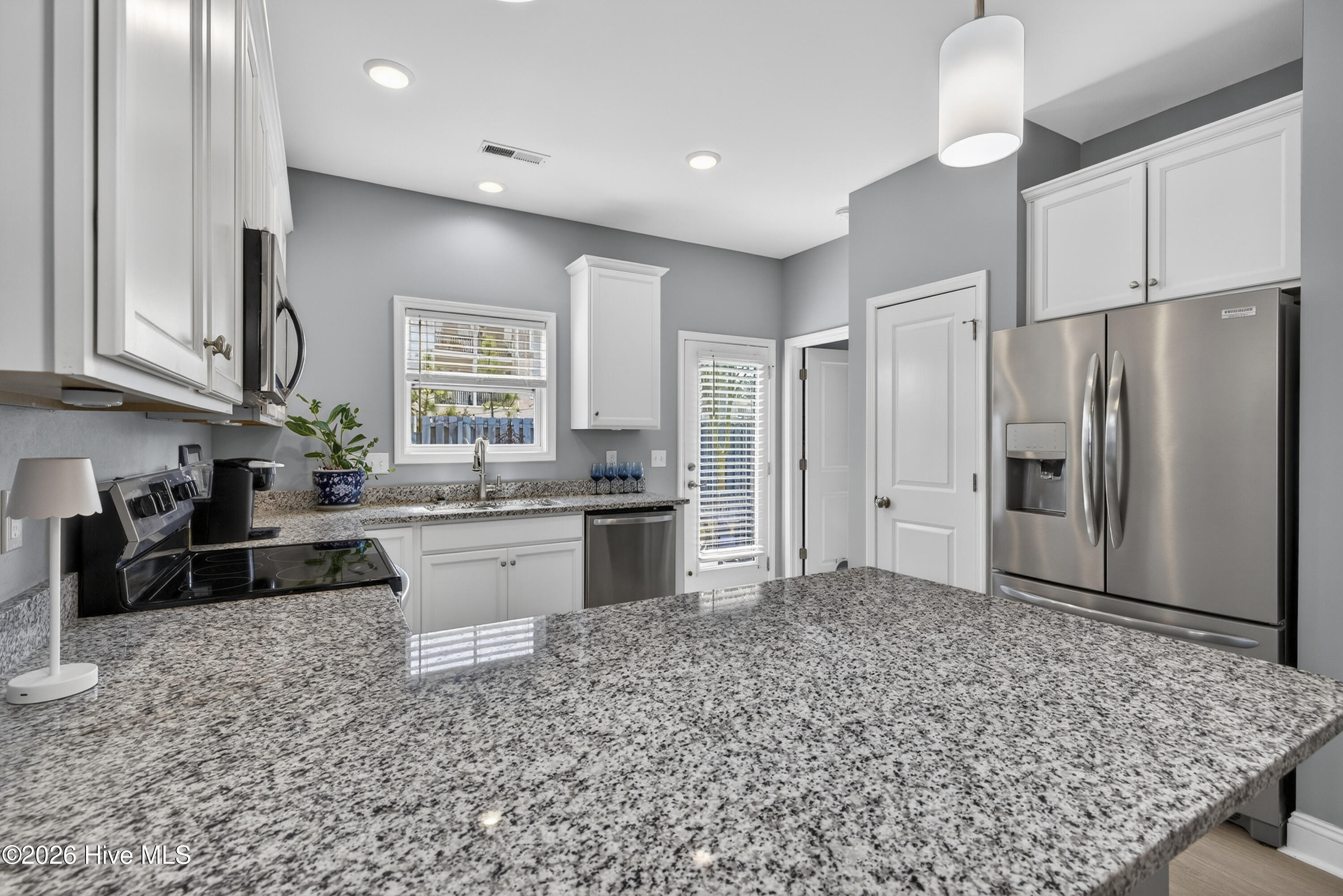 100569203 | Photo 14