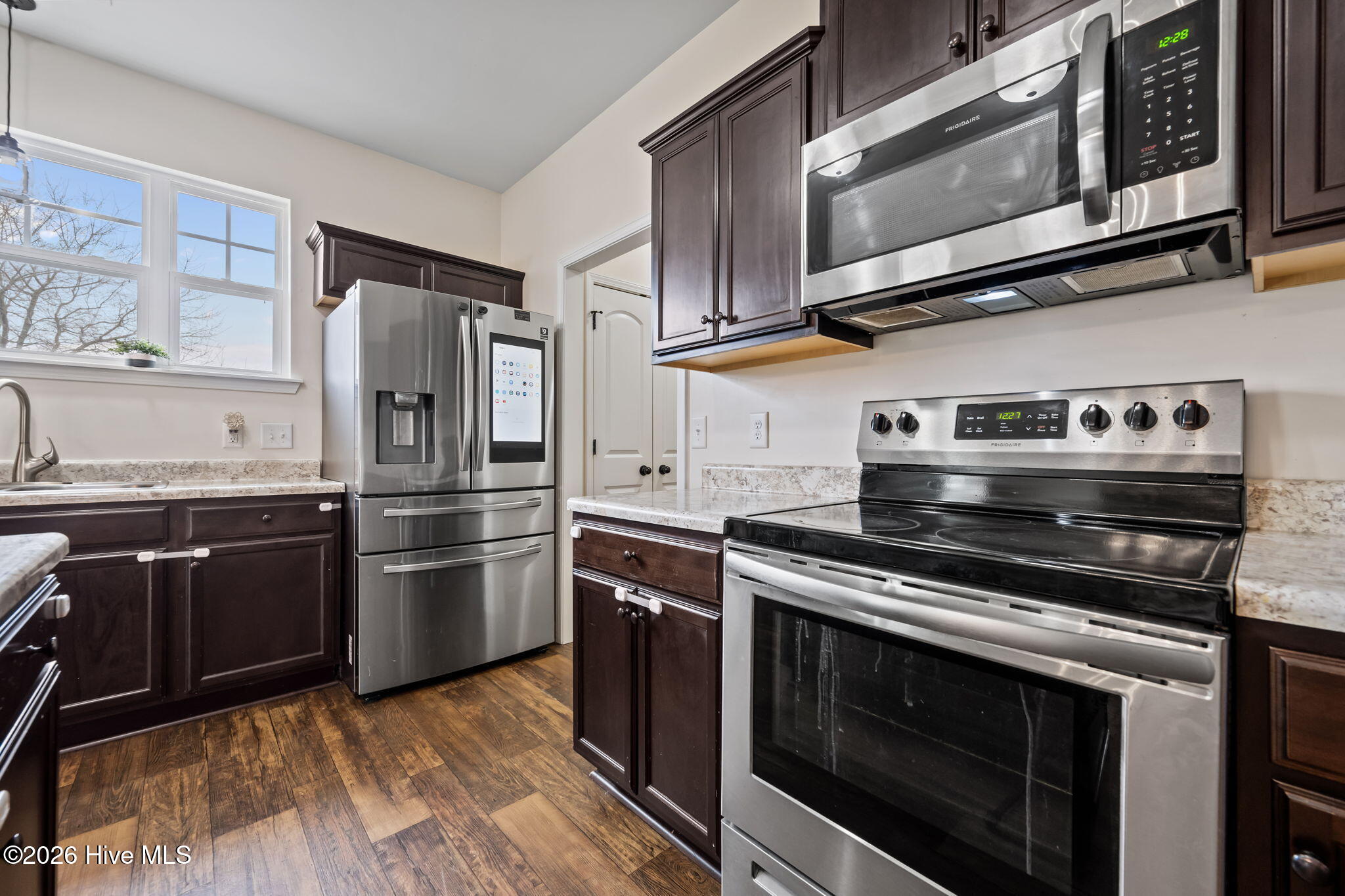 100557643 | Photo 19