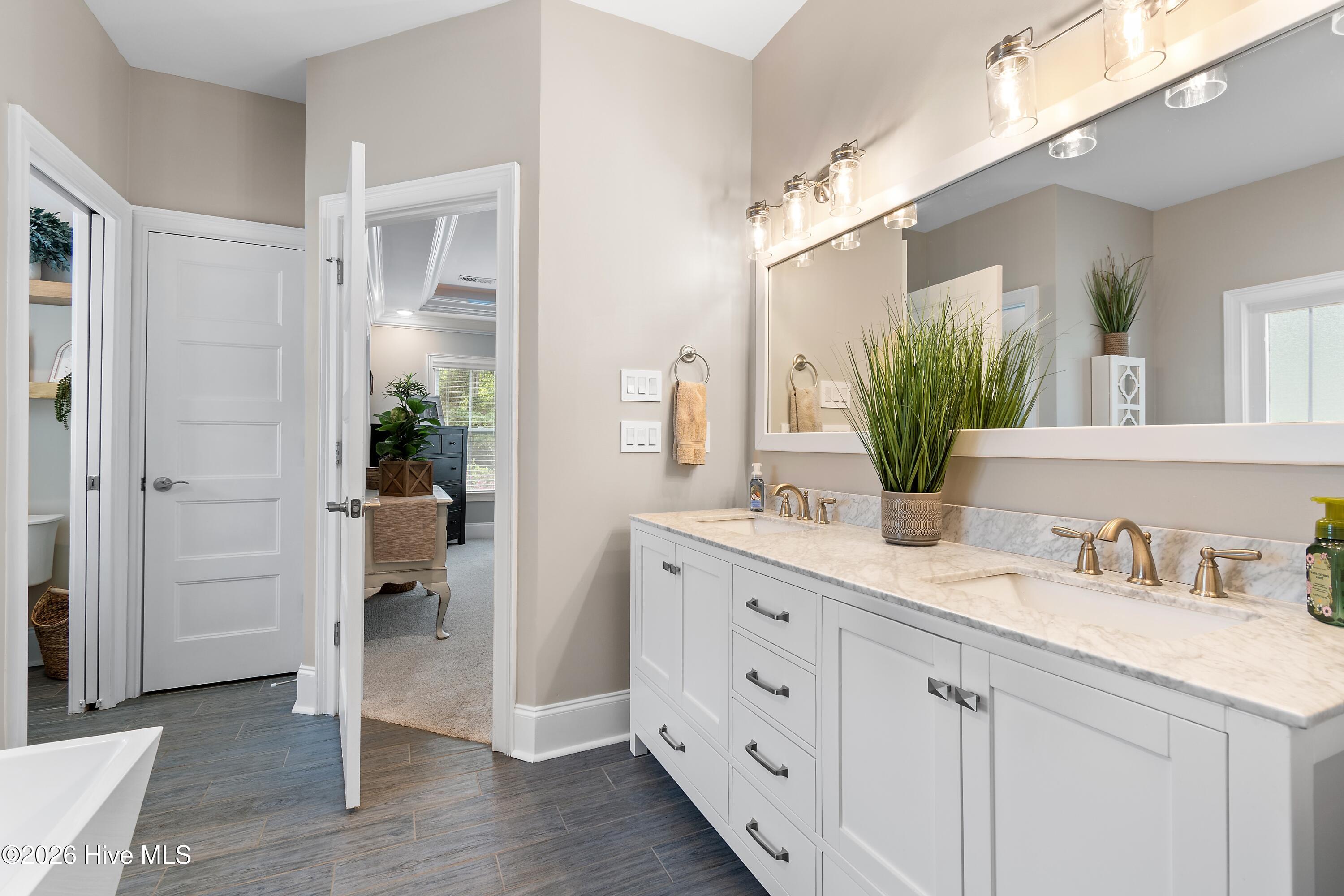 100565384 | Photo 33