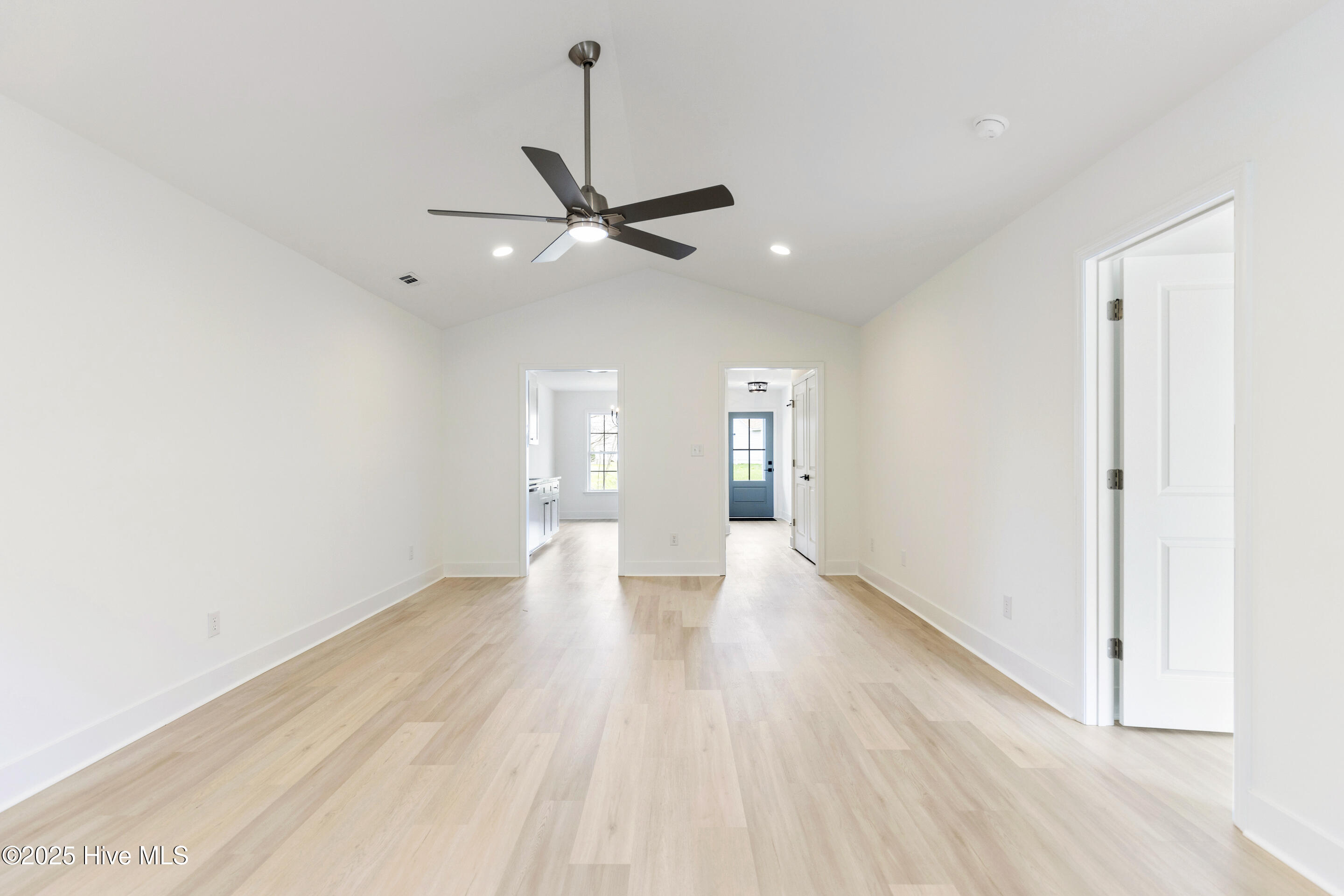 100548000 | Photo 19