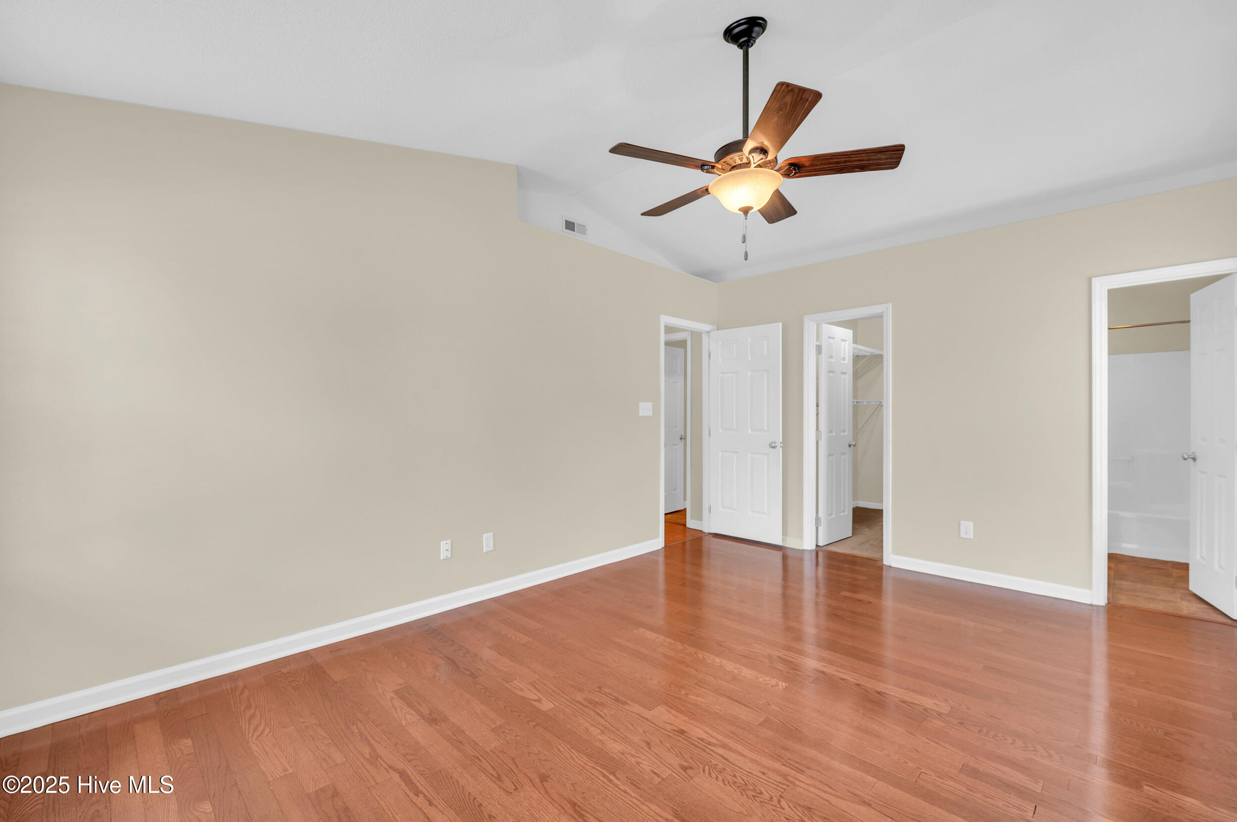 100532277 | Photo 28