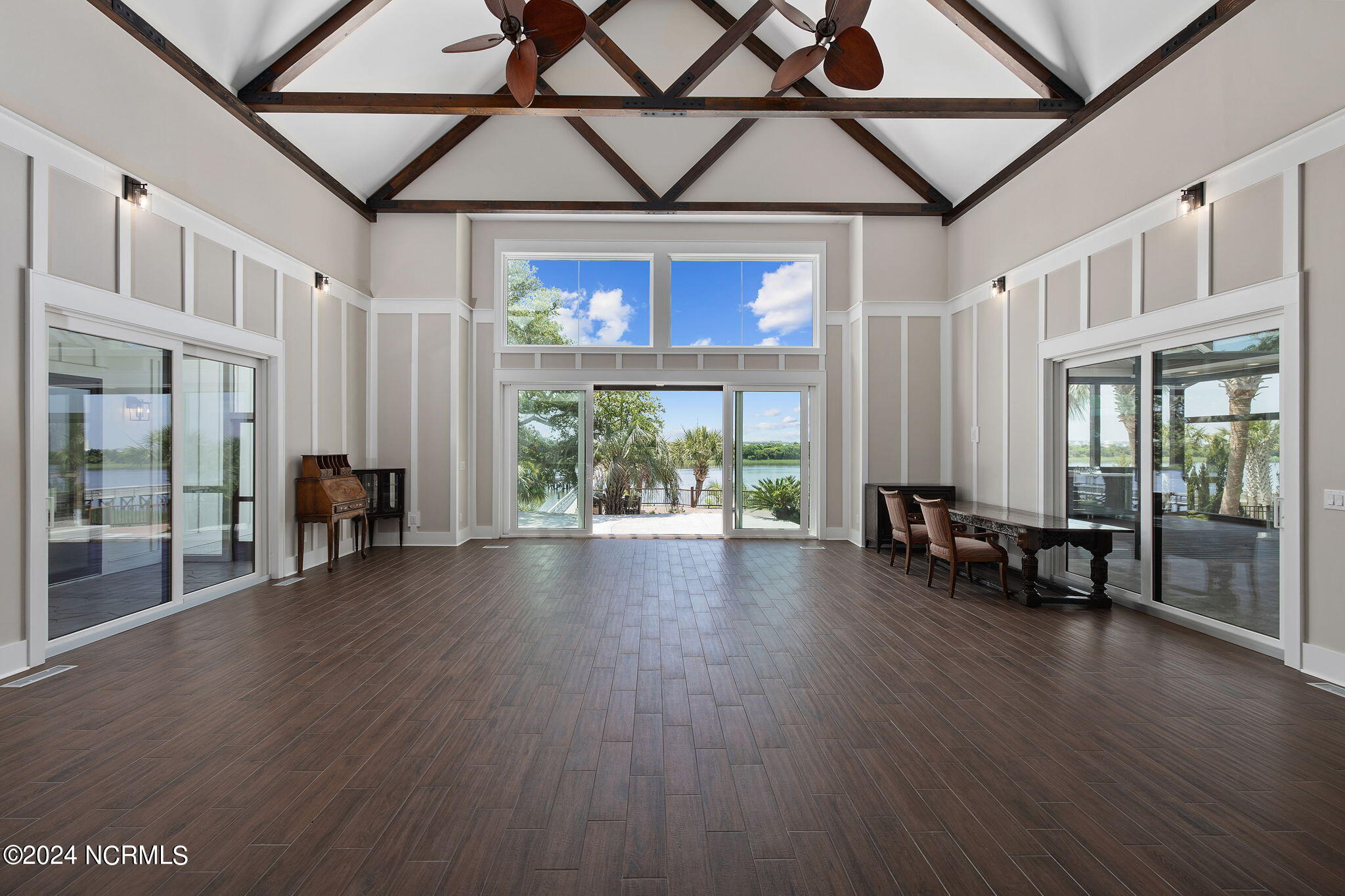 100453856 | Photo 15