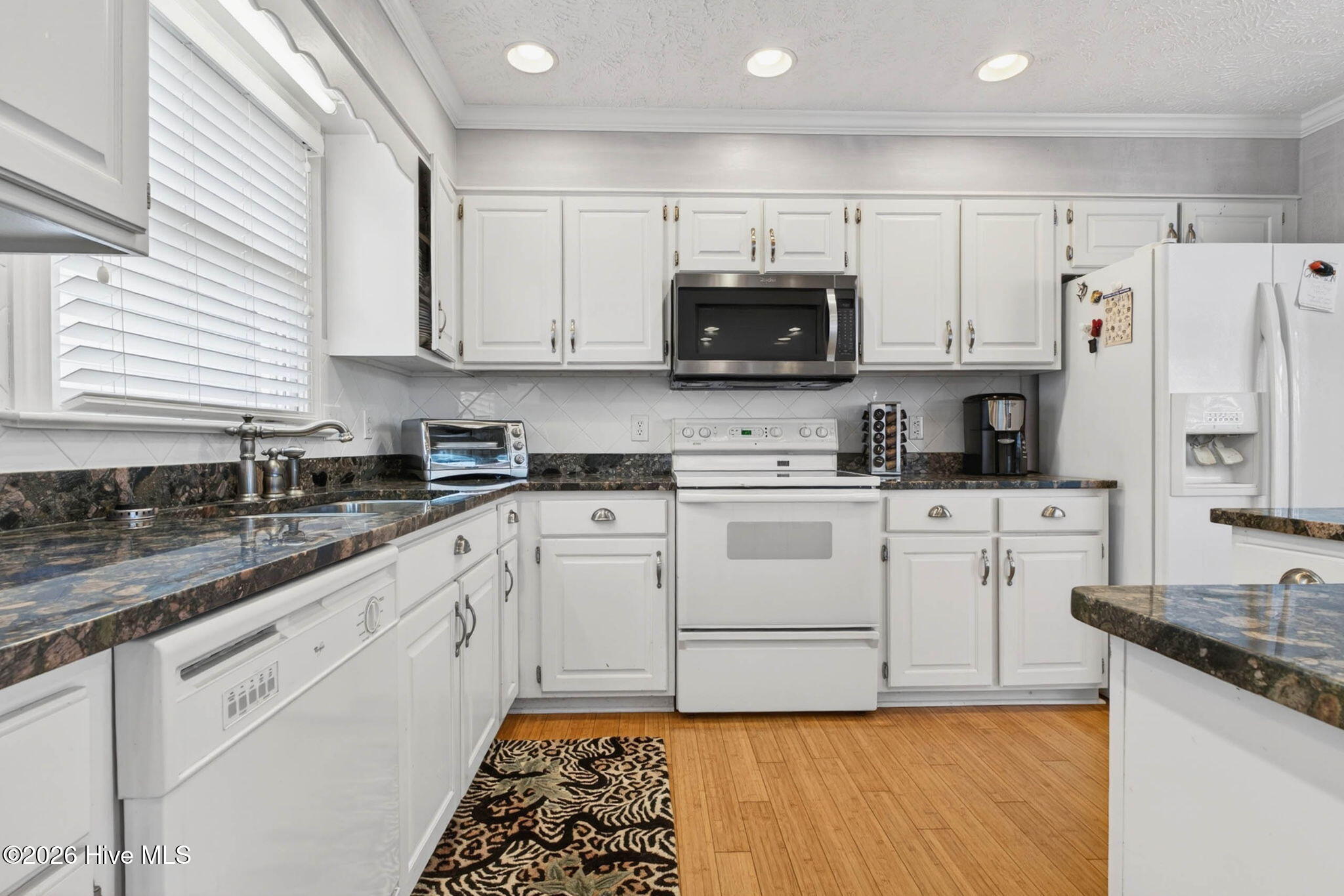 100570658 | Photo 16