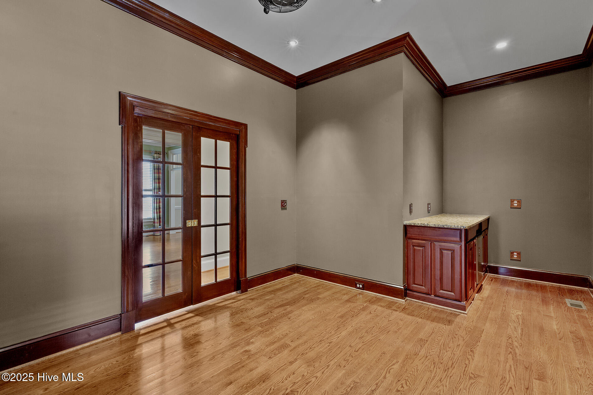 100545737 | Photo 35