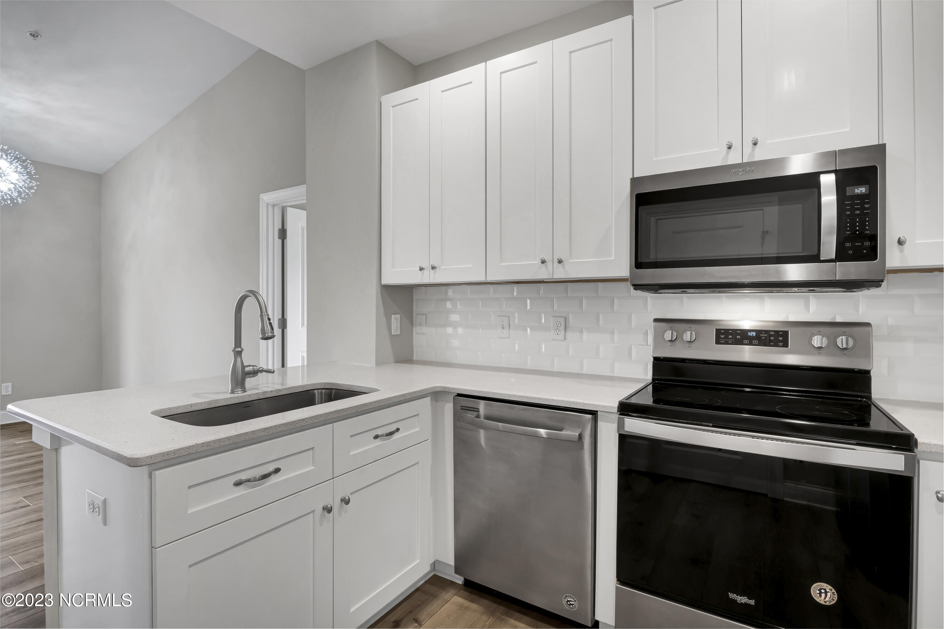 100549733 | Photo 16