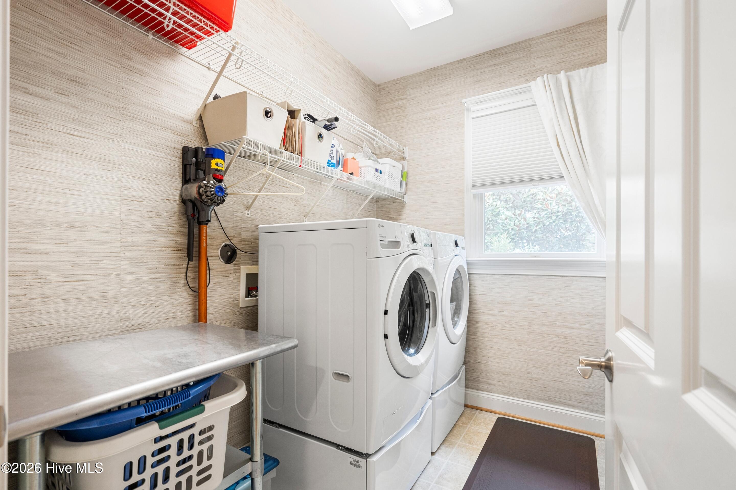 100548933 | Photo 33