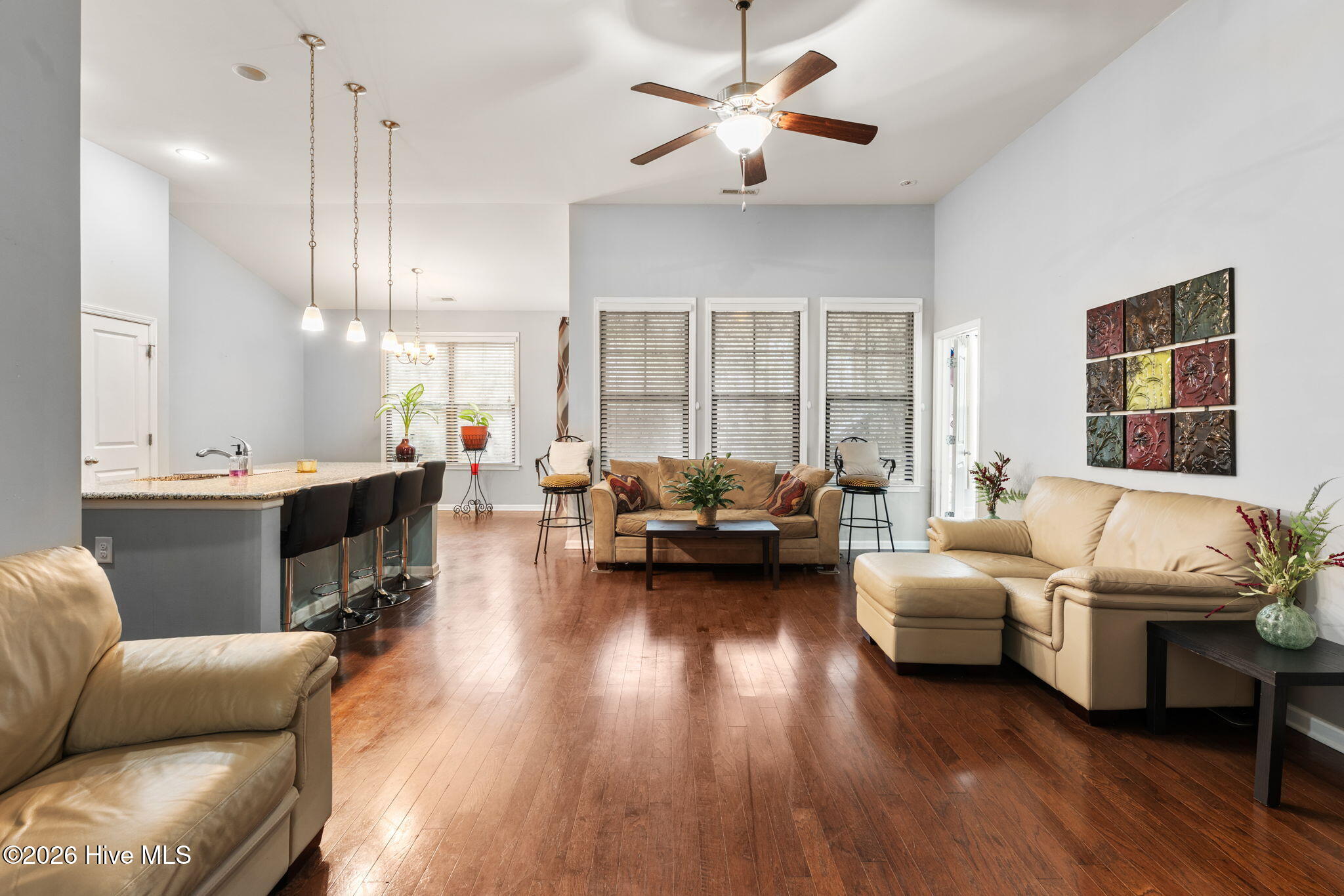 100557369 | Photo 19