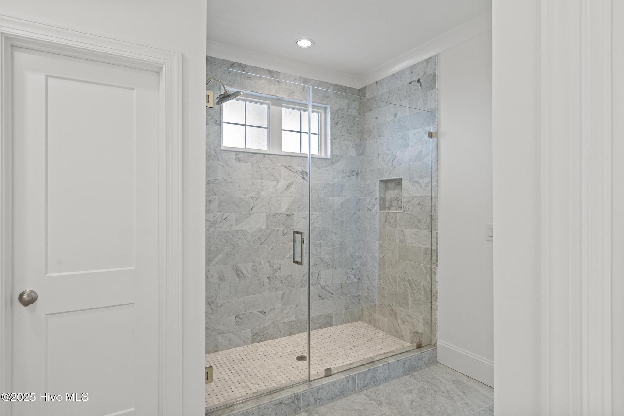 100565849 | Photo 14