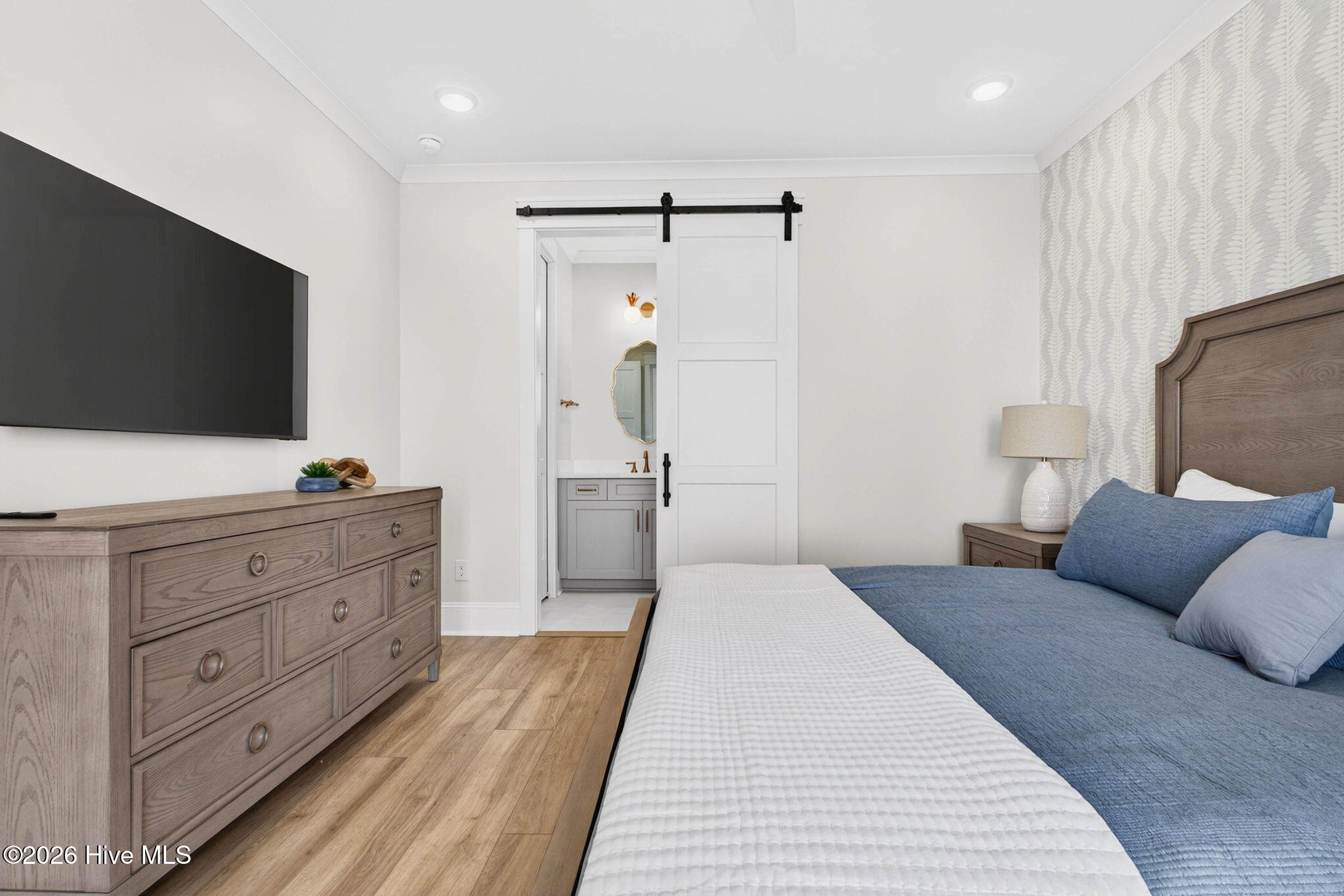 100570262 | Photo 41