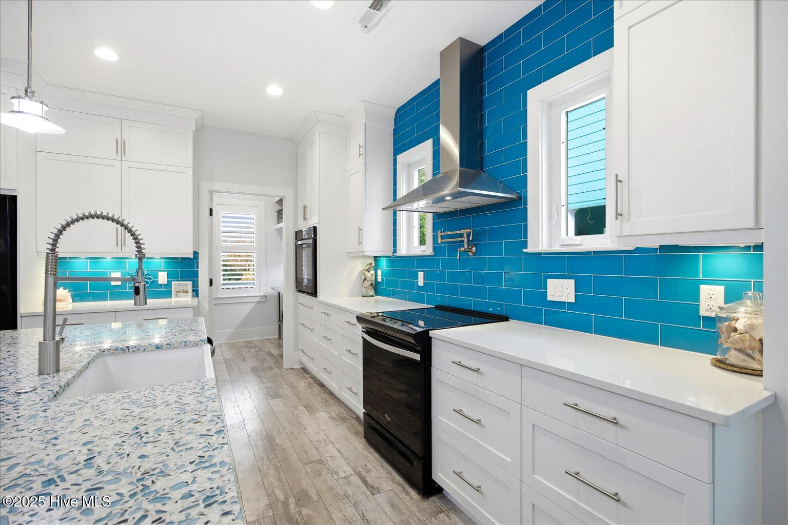 100546742 | Photo 10