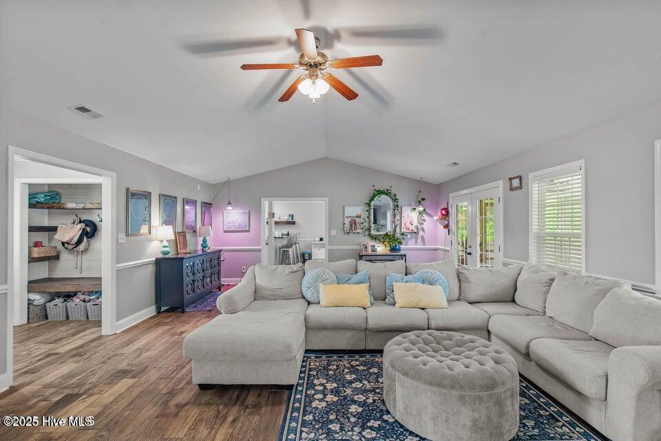 100556363 | Photo 11