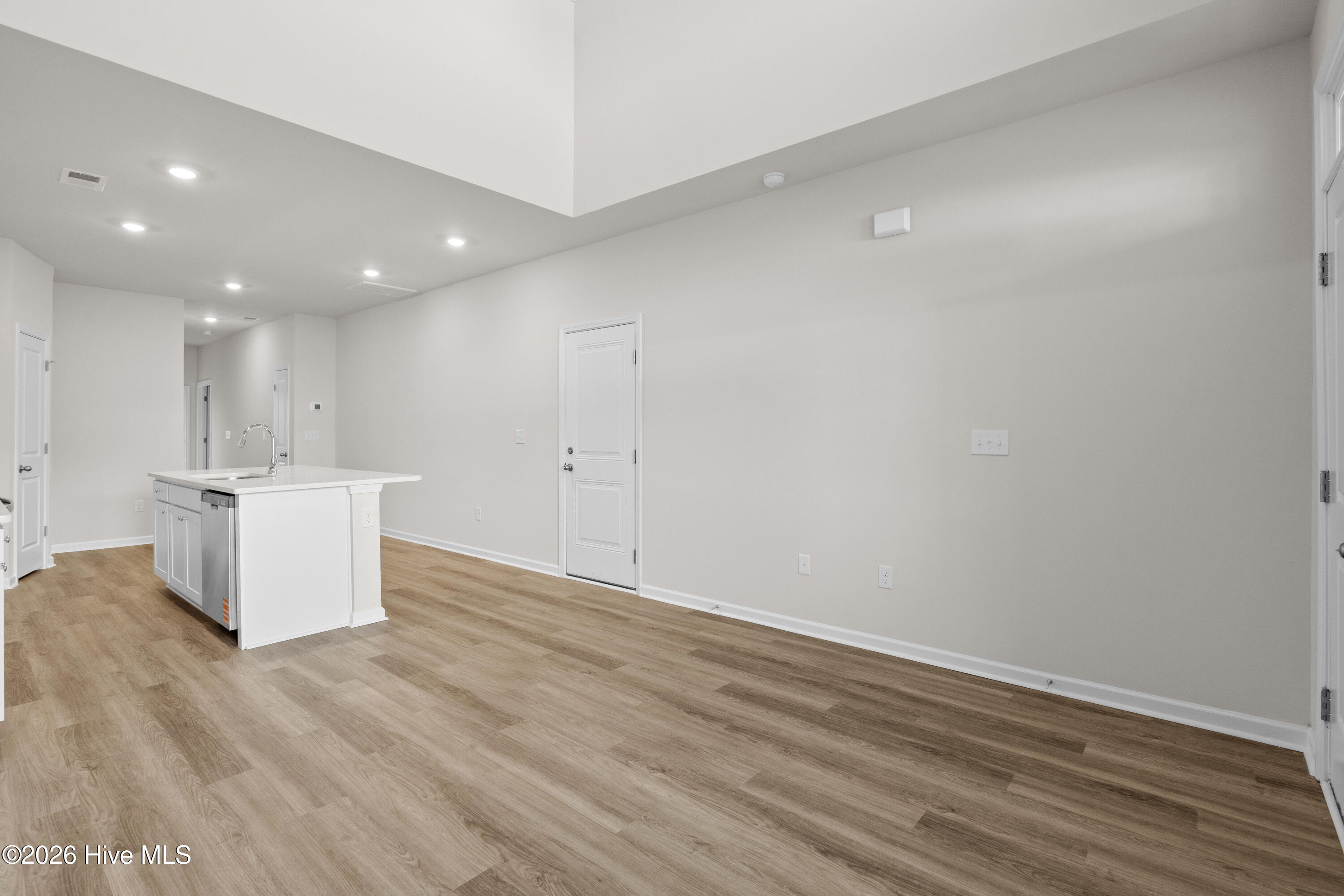 100562780 | Photo 26