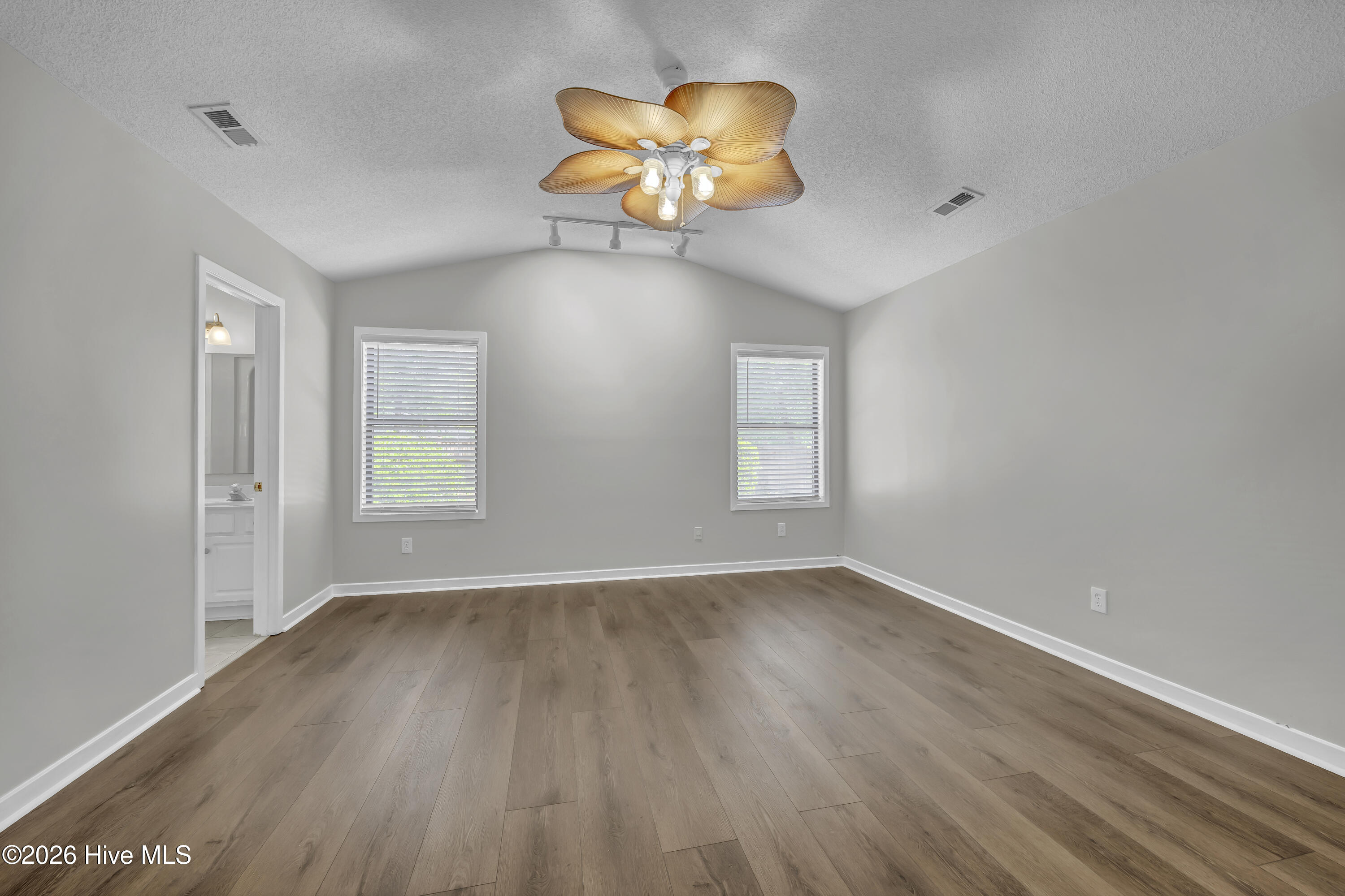 100569442 | Photo 22