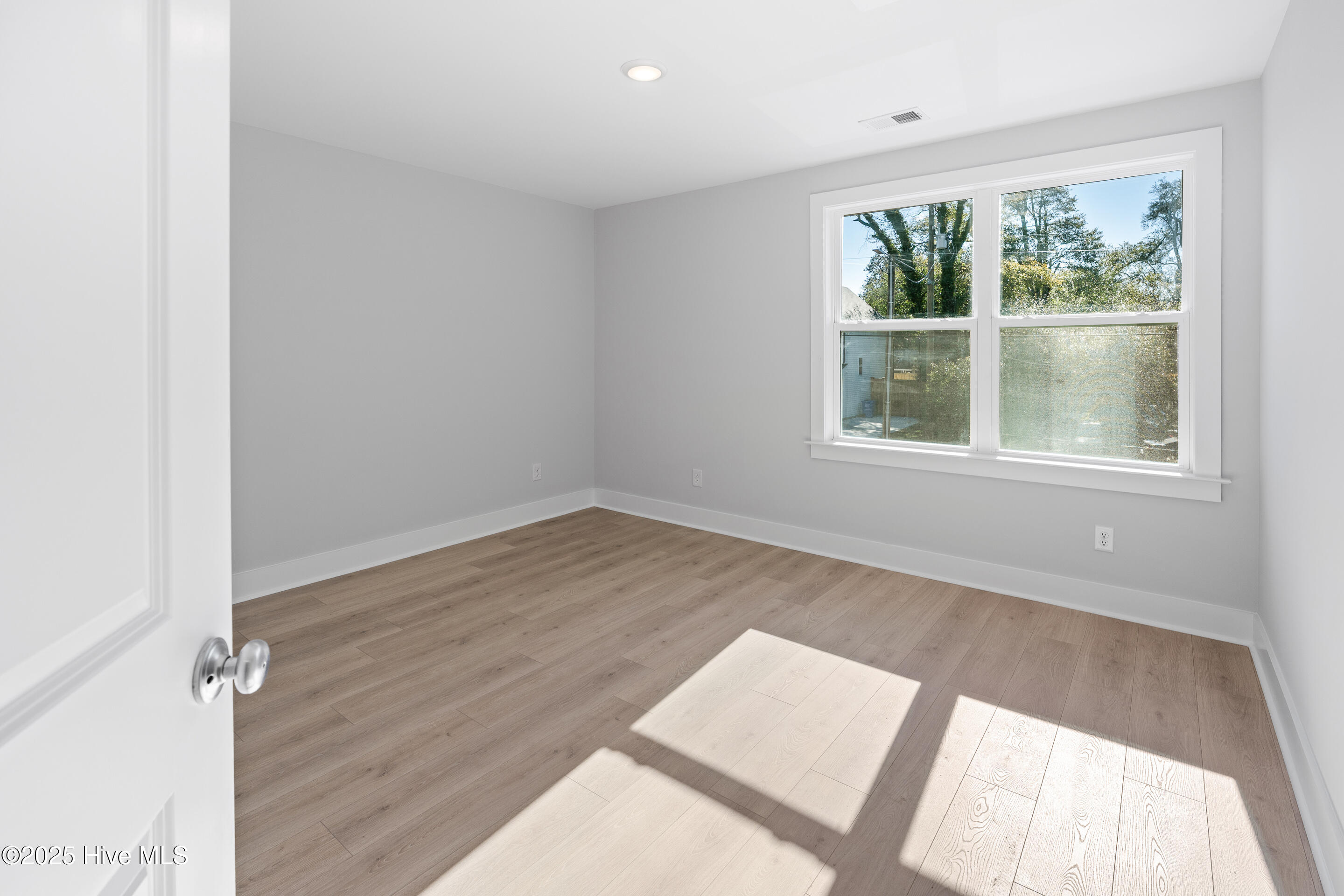 100545390 | Photo 24