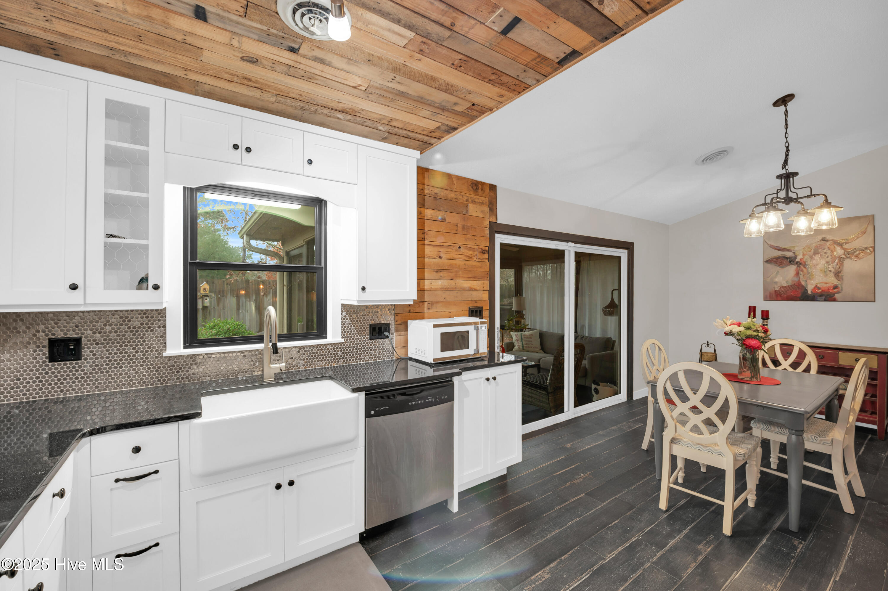 100546330 | Photo 13