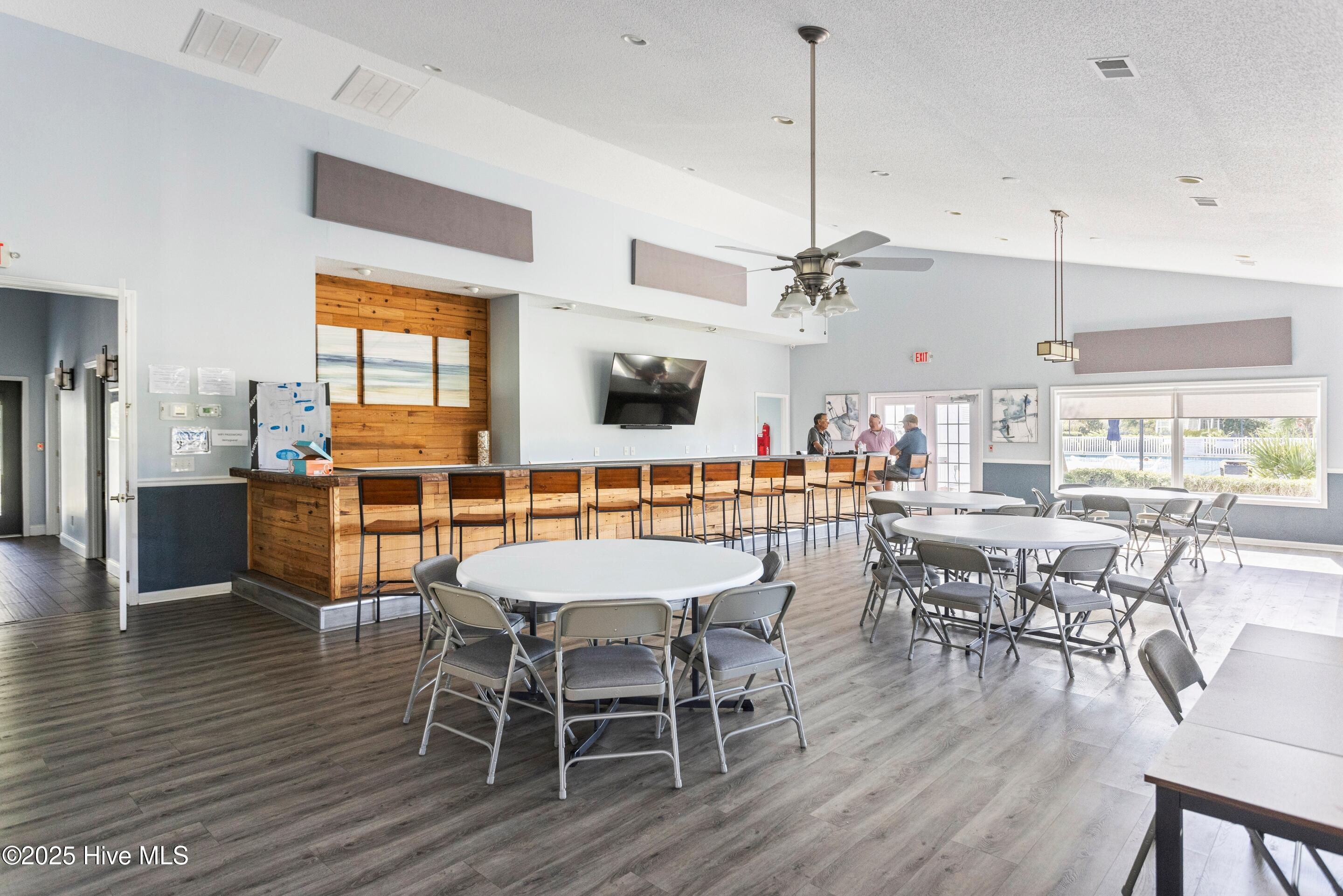 100525343 | Photo 38