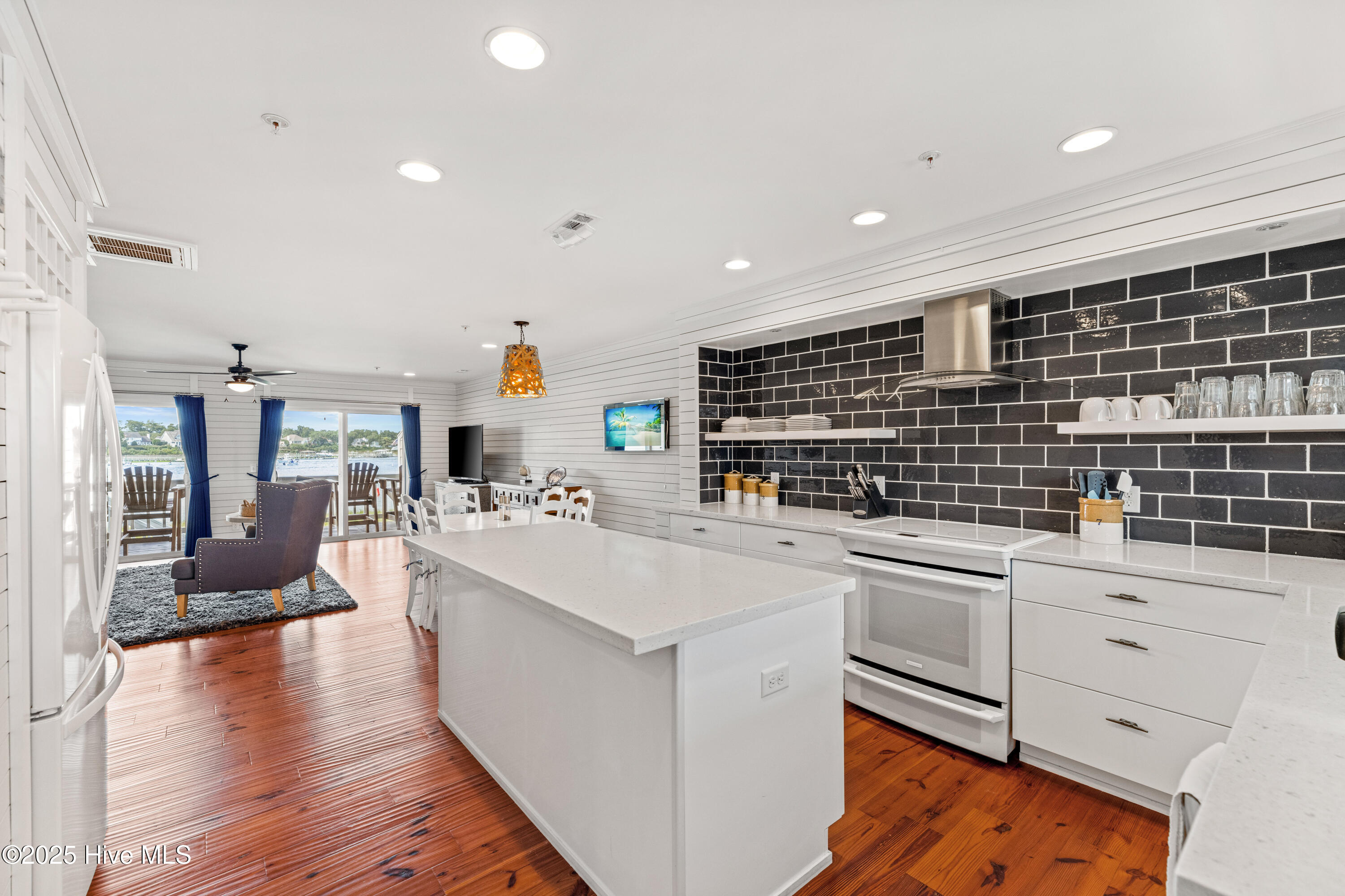 100523533 | Photo 12