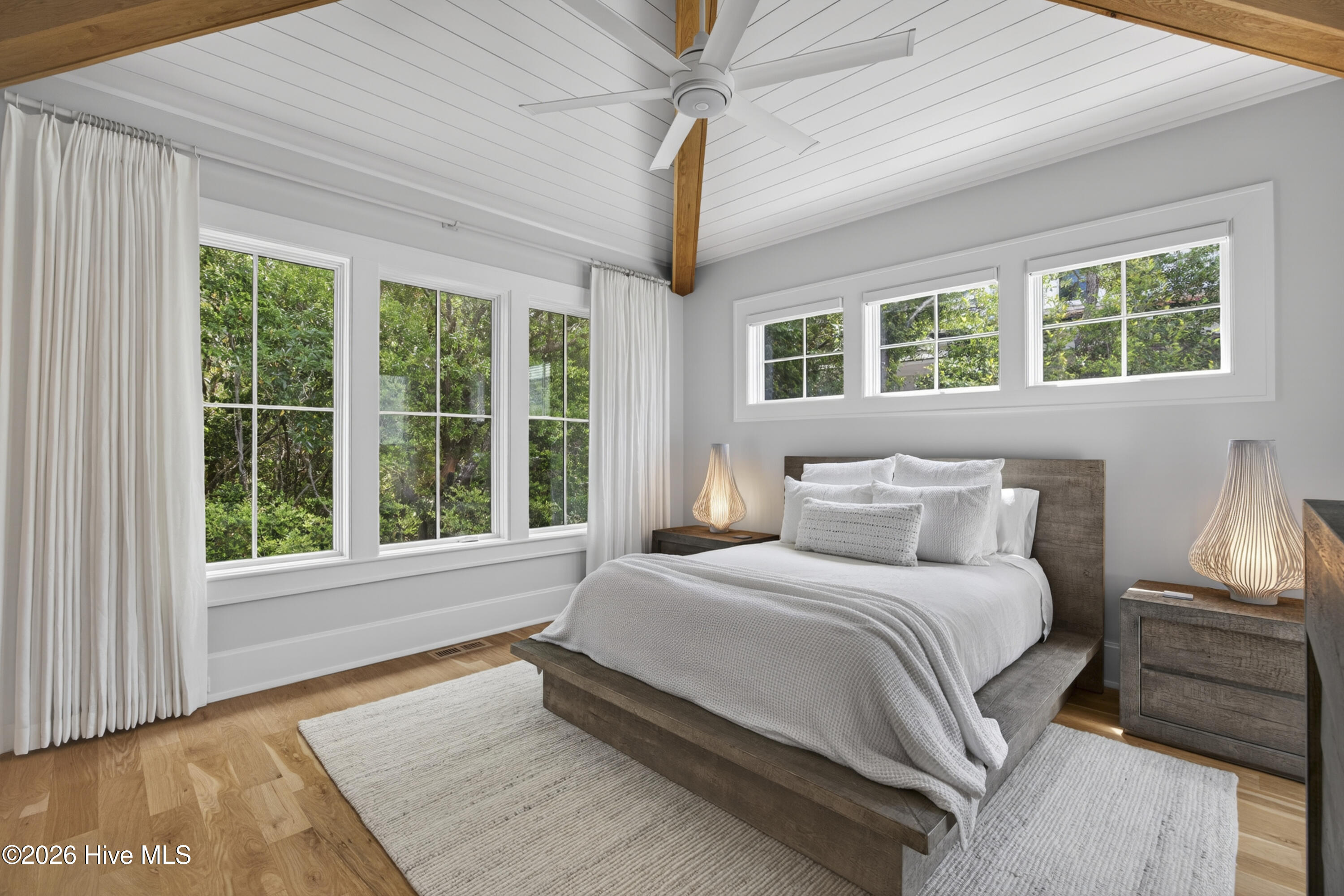 100566186 | Photo 37