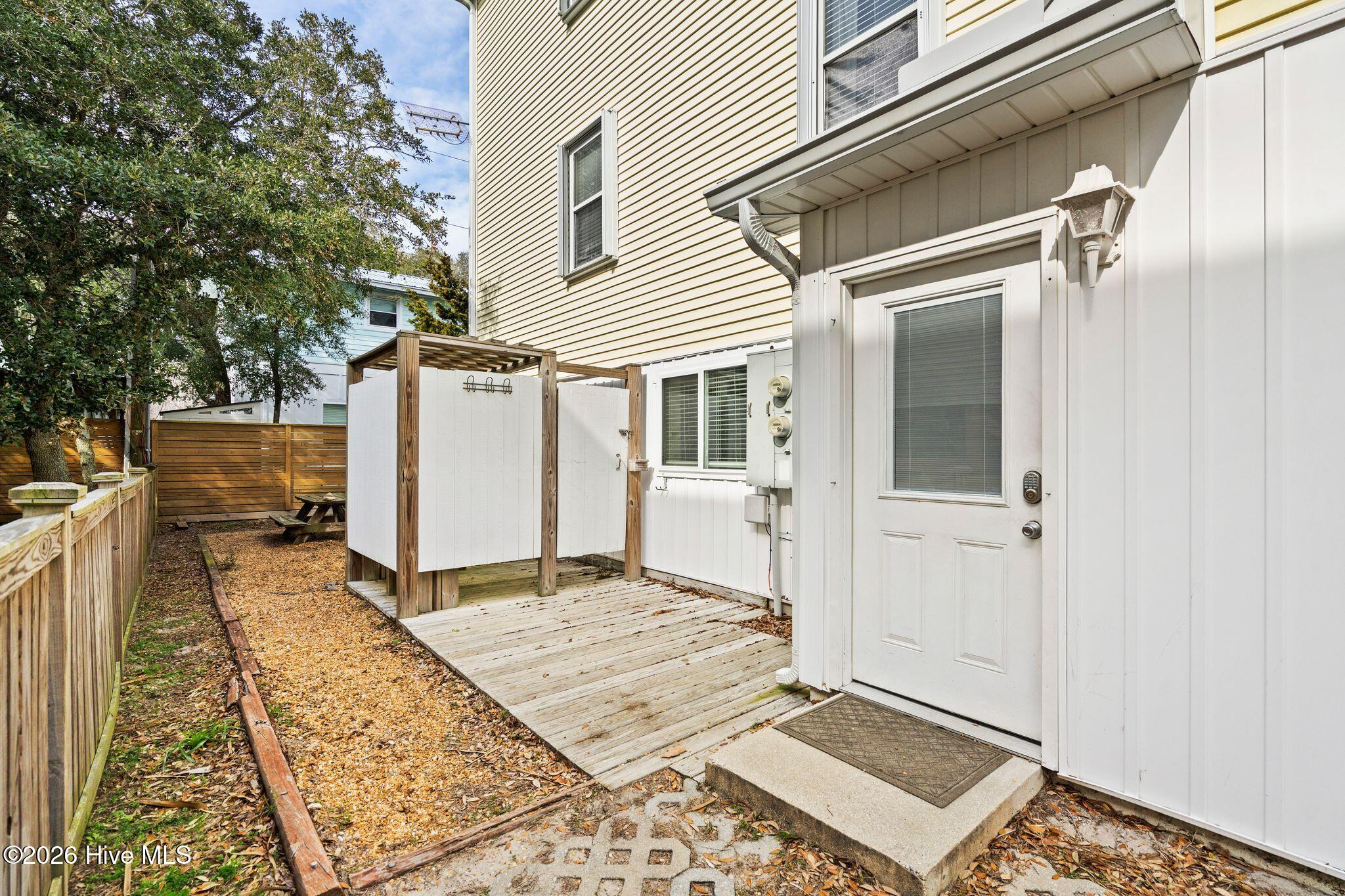 100561242 | Photo 44