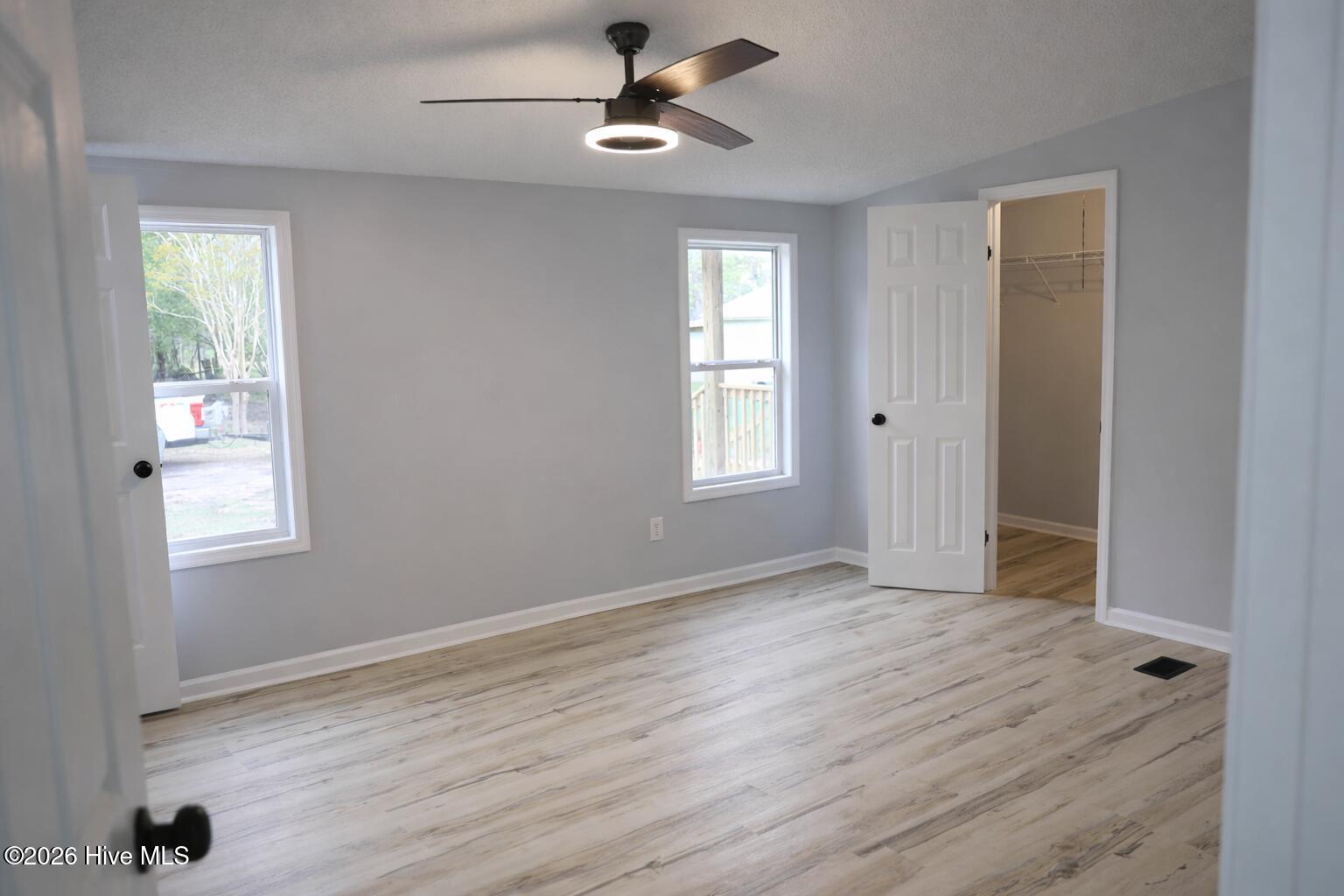 100567859 | Photo 25