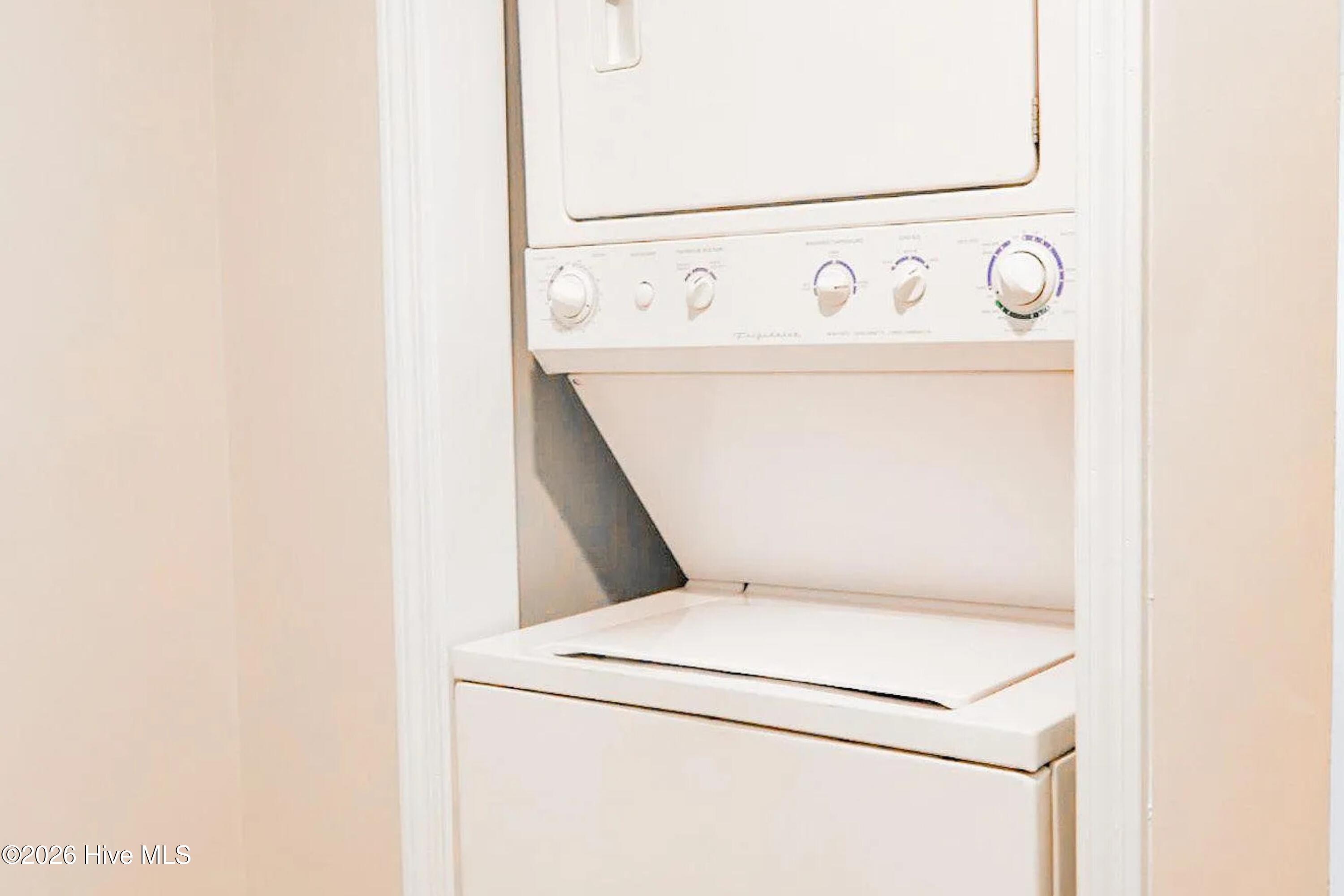 100570662 | Photo 25