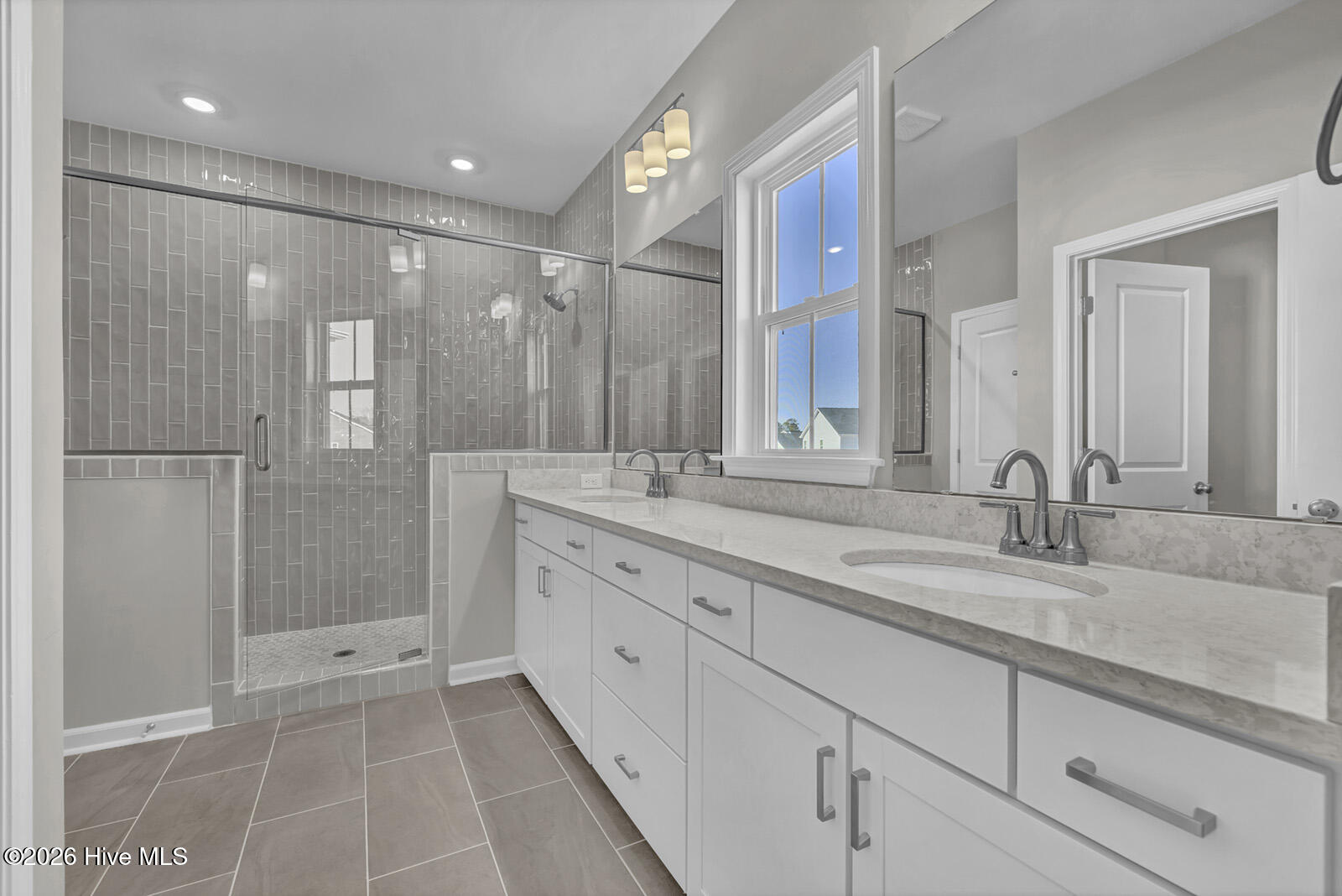 100527209 | Photo 22