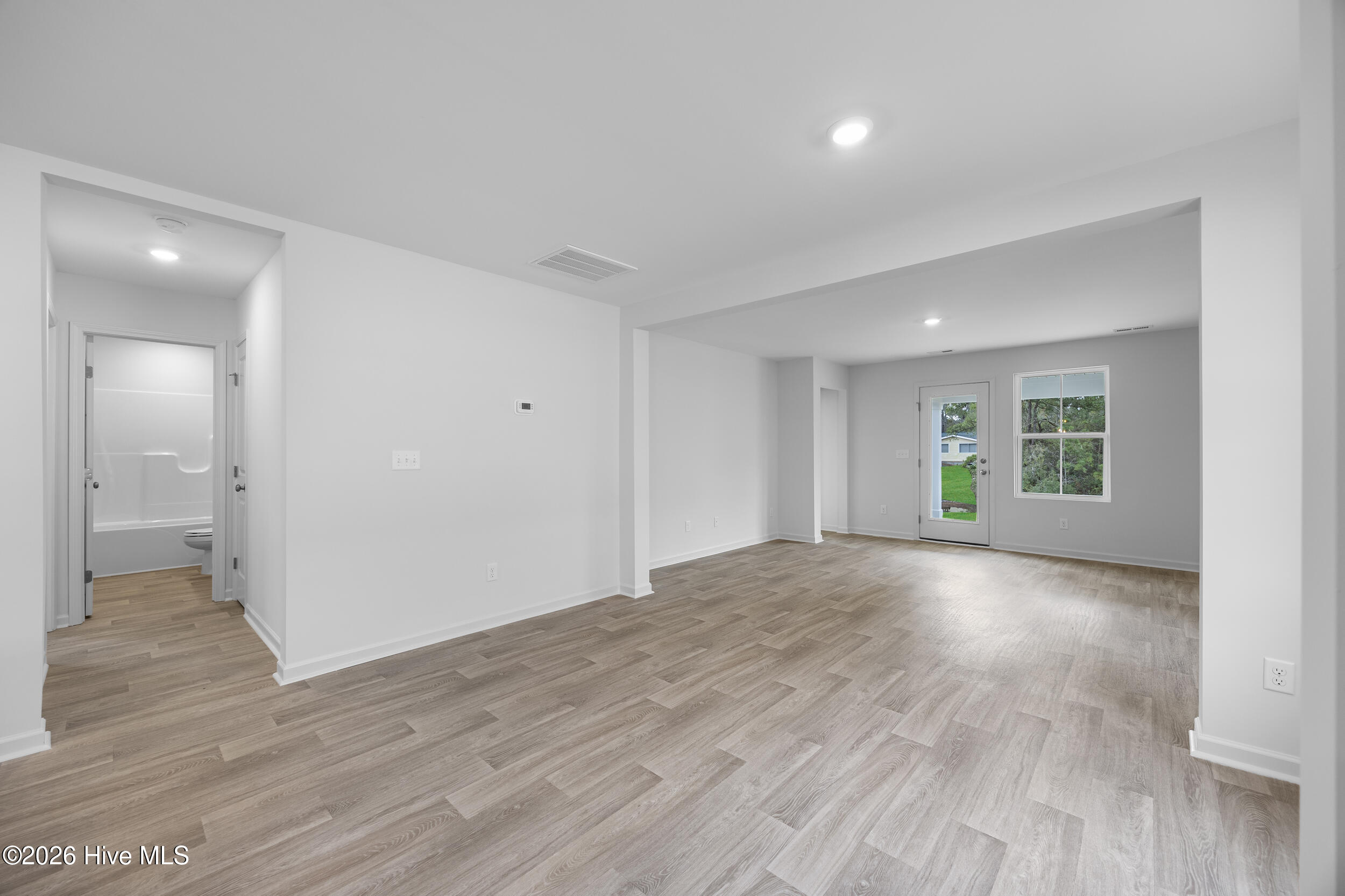 100557085 | Photo 15