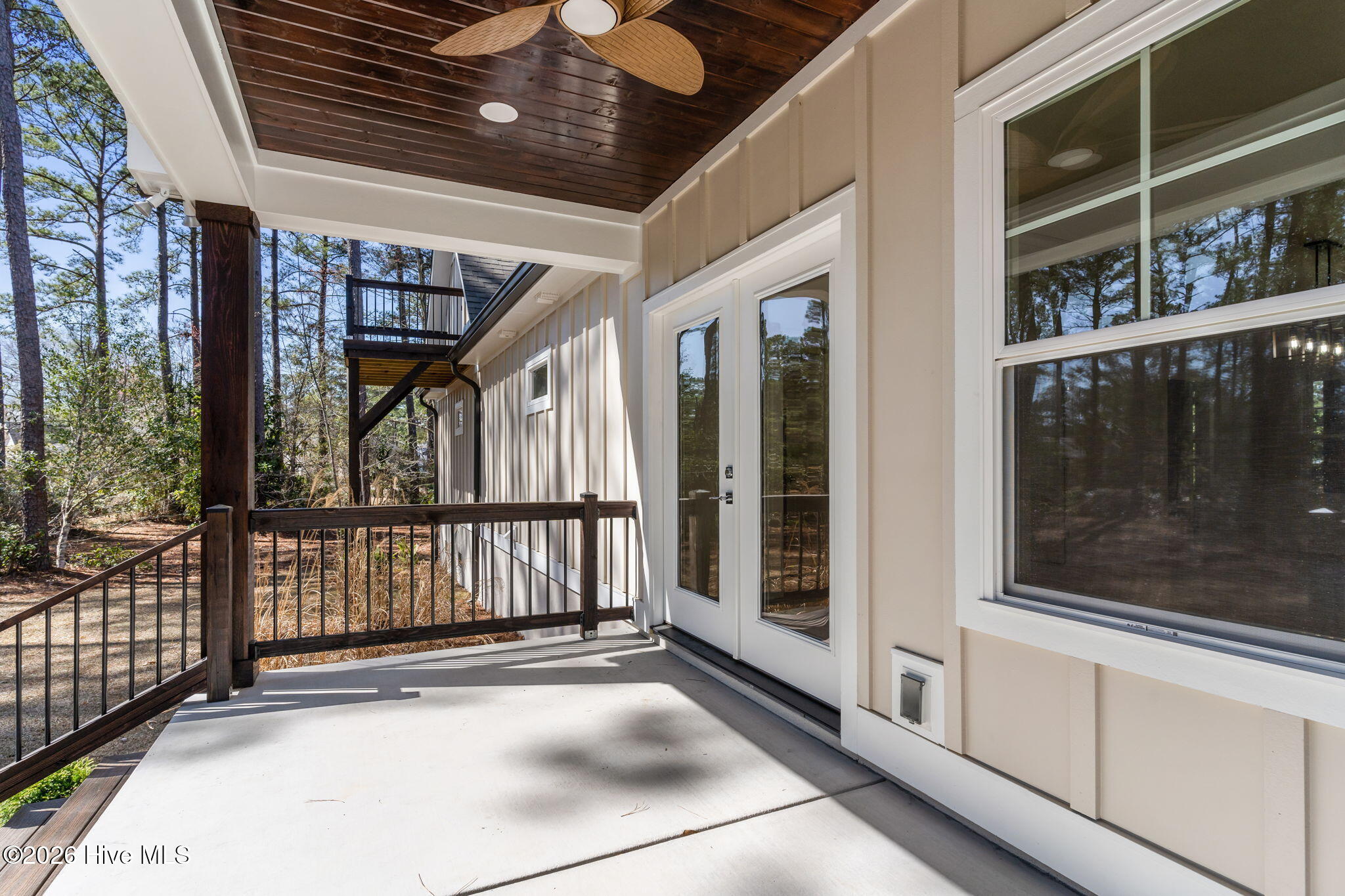 100559220 | Photo 30