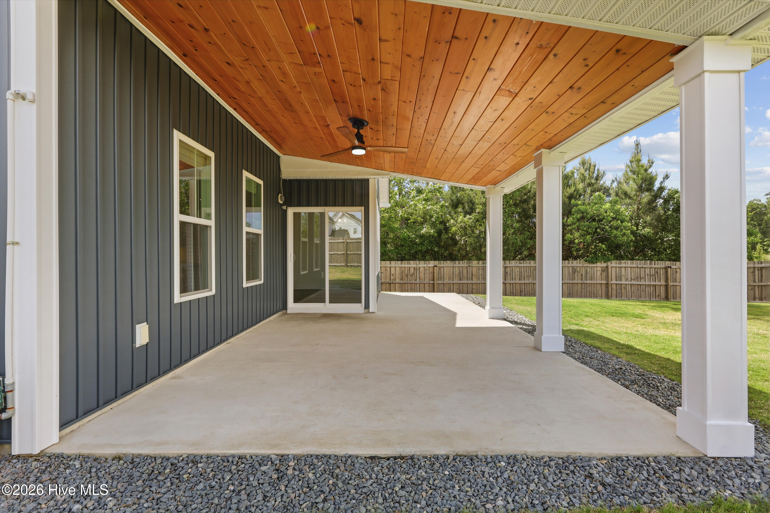 100570629 | Photo 43