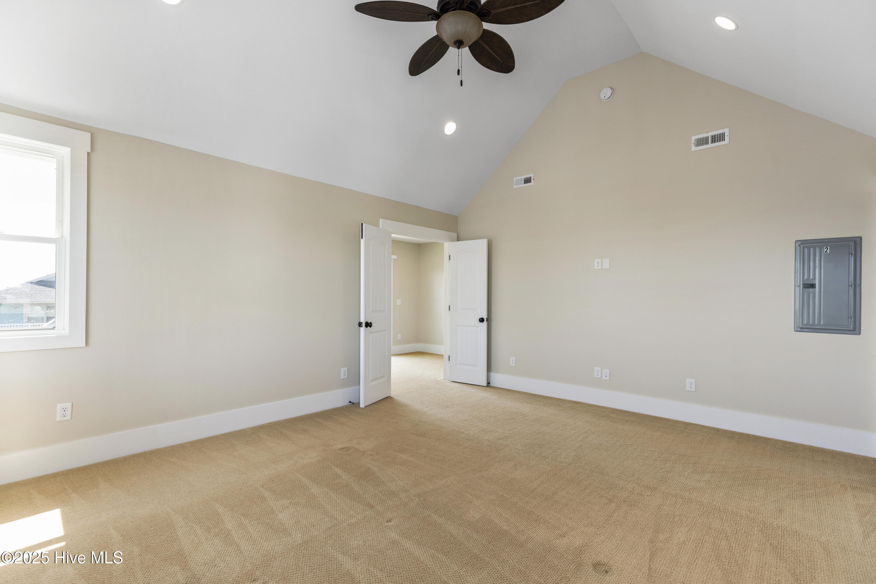 100546284 | Photo 40