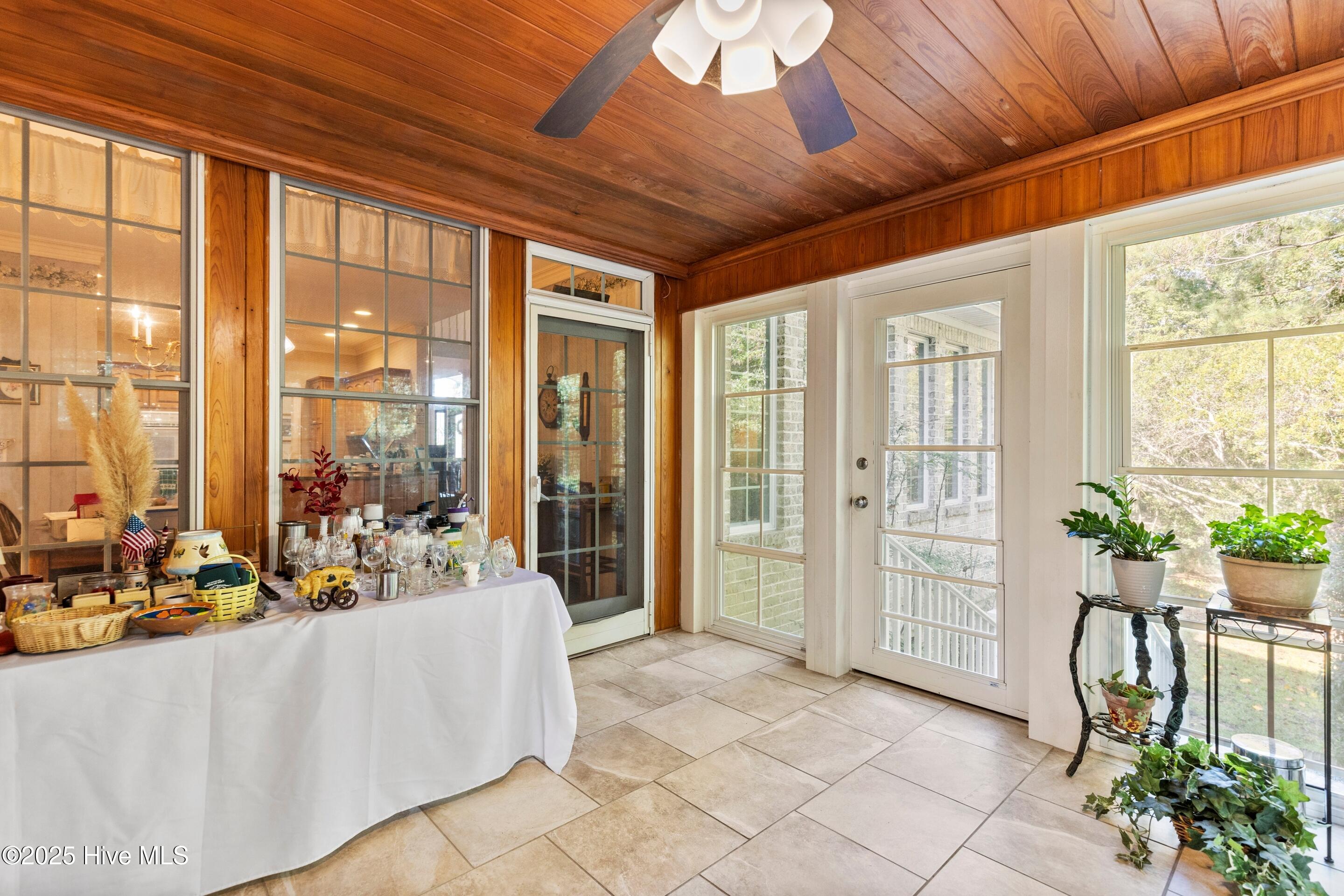 100536994 | Photo 30