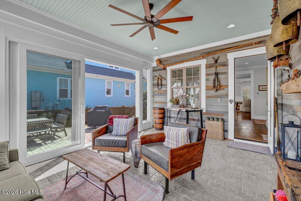 100561379 | Photo 50