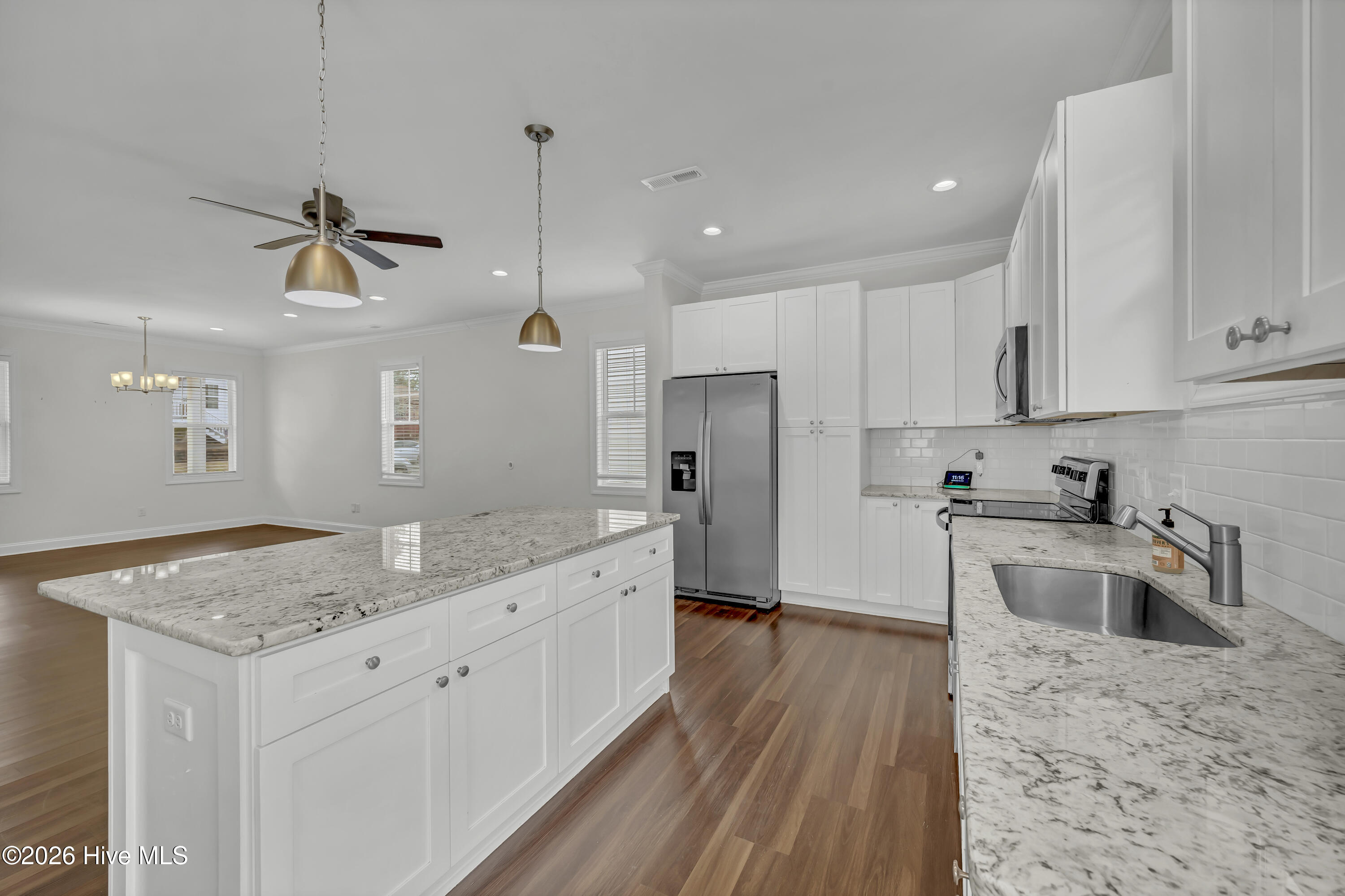 100551563 | Photo 11