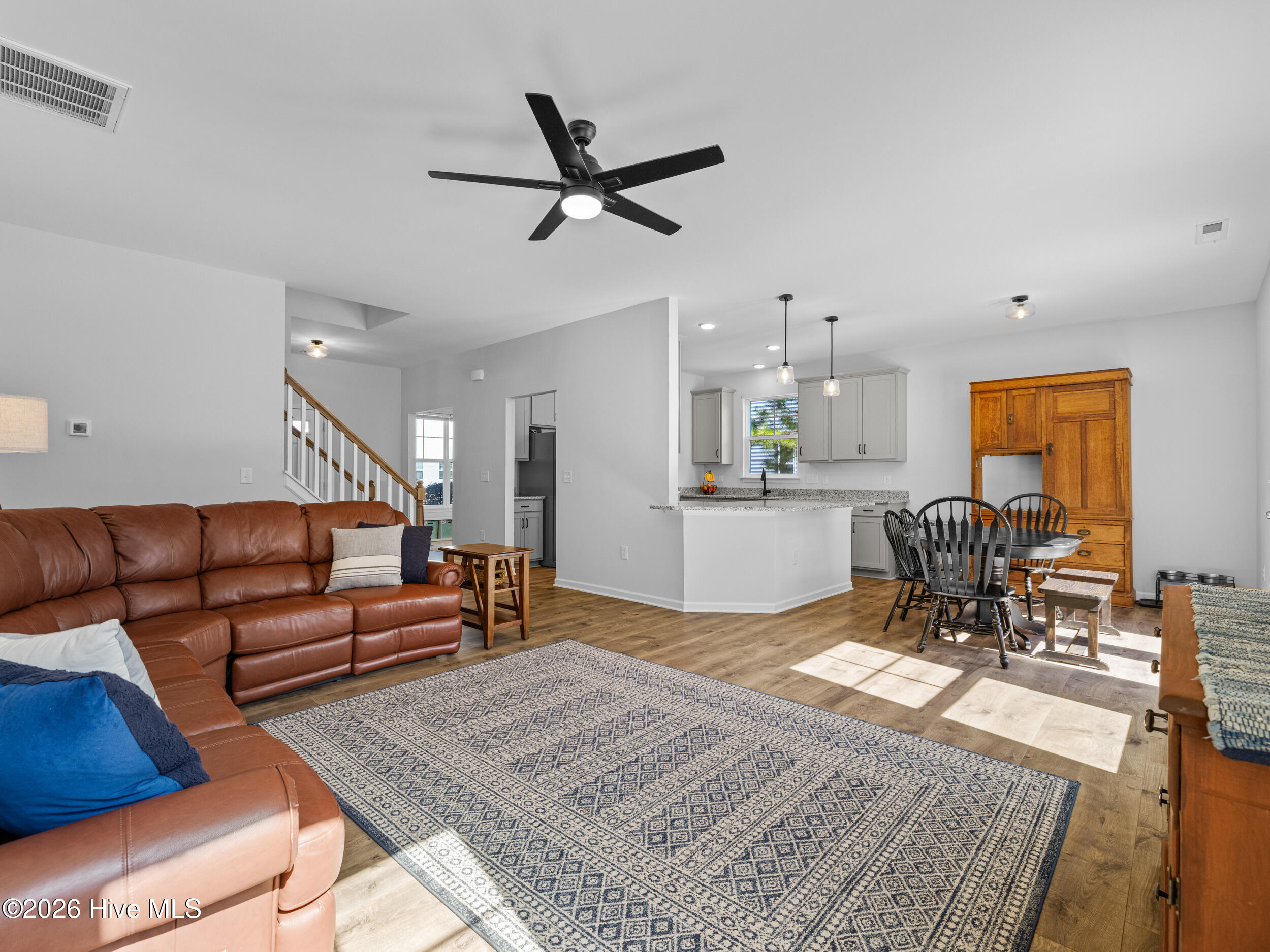 100557695 | Photo 24