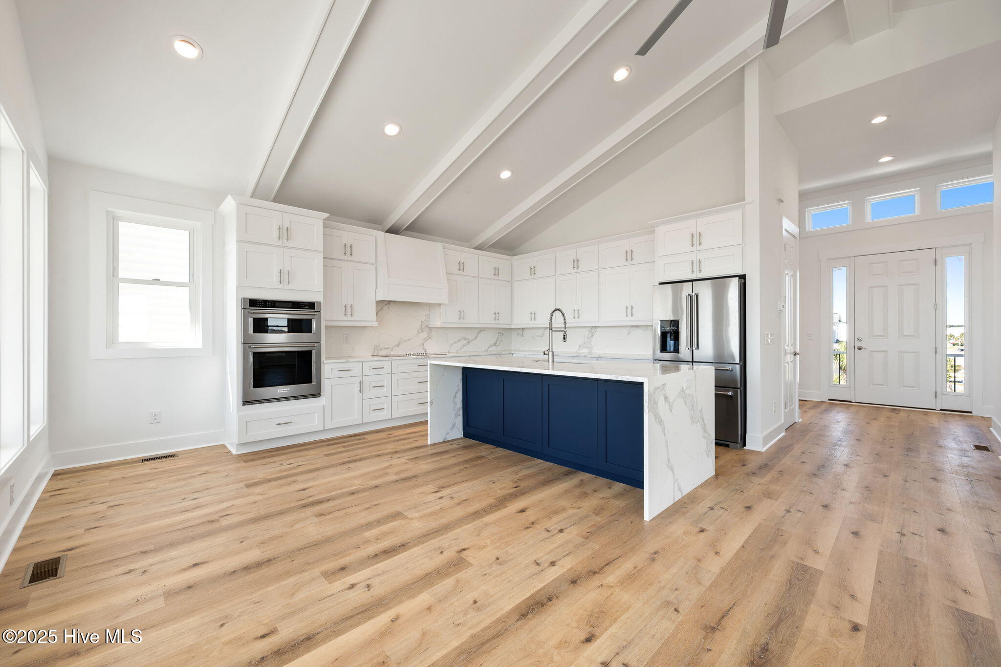 100525403 | Photo 10