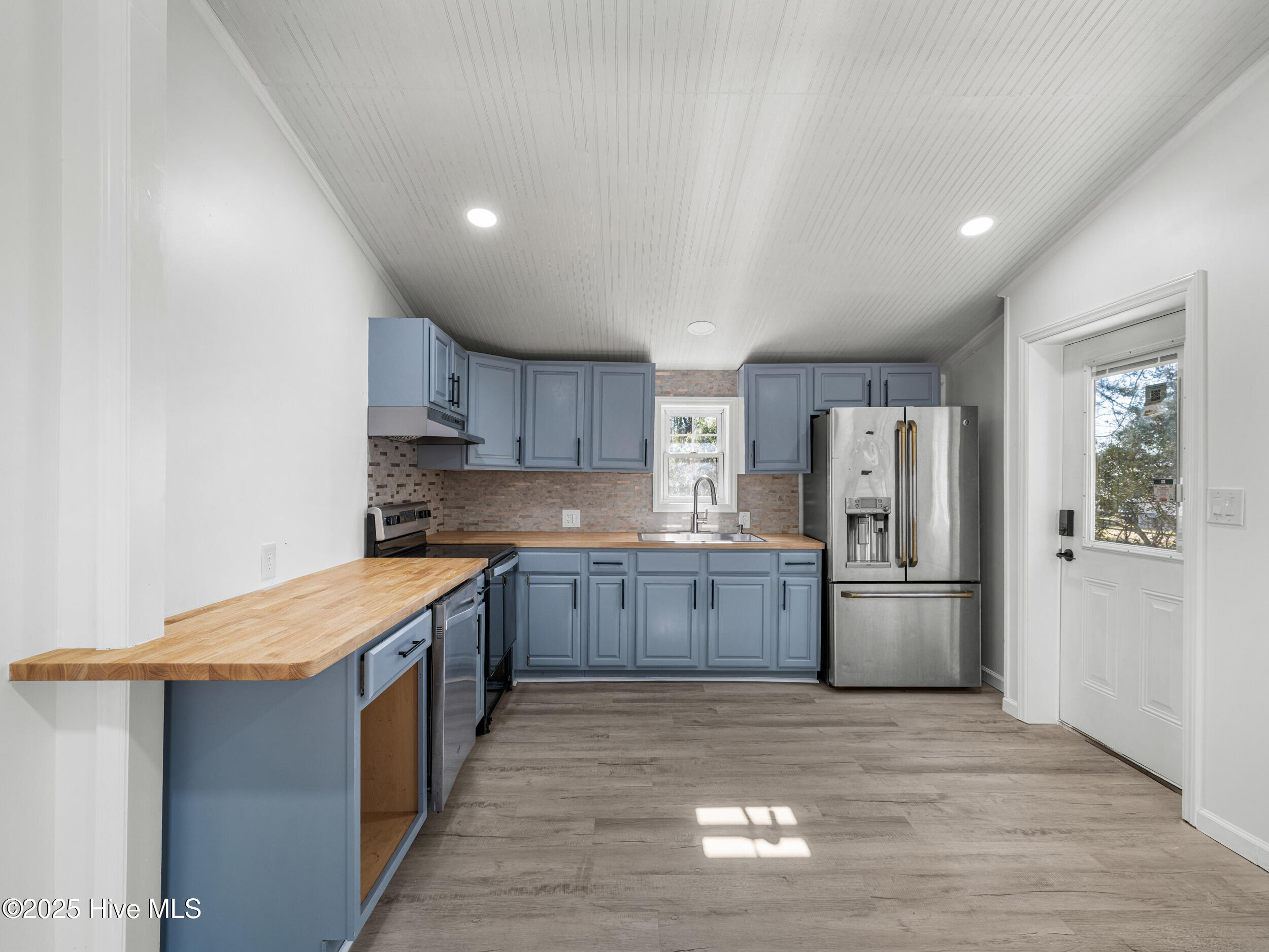 100545373 | Photo 16