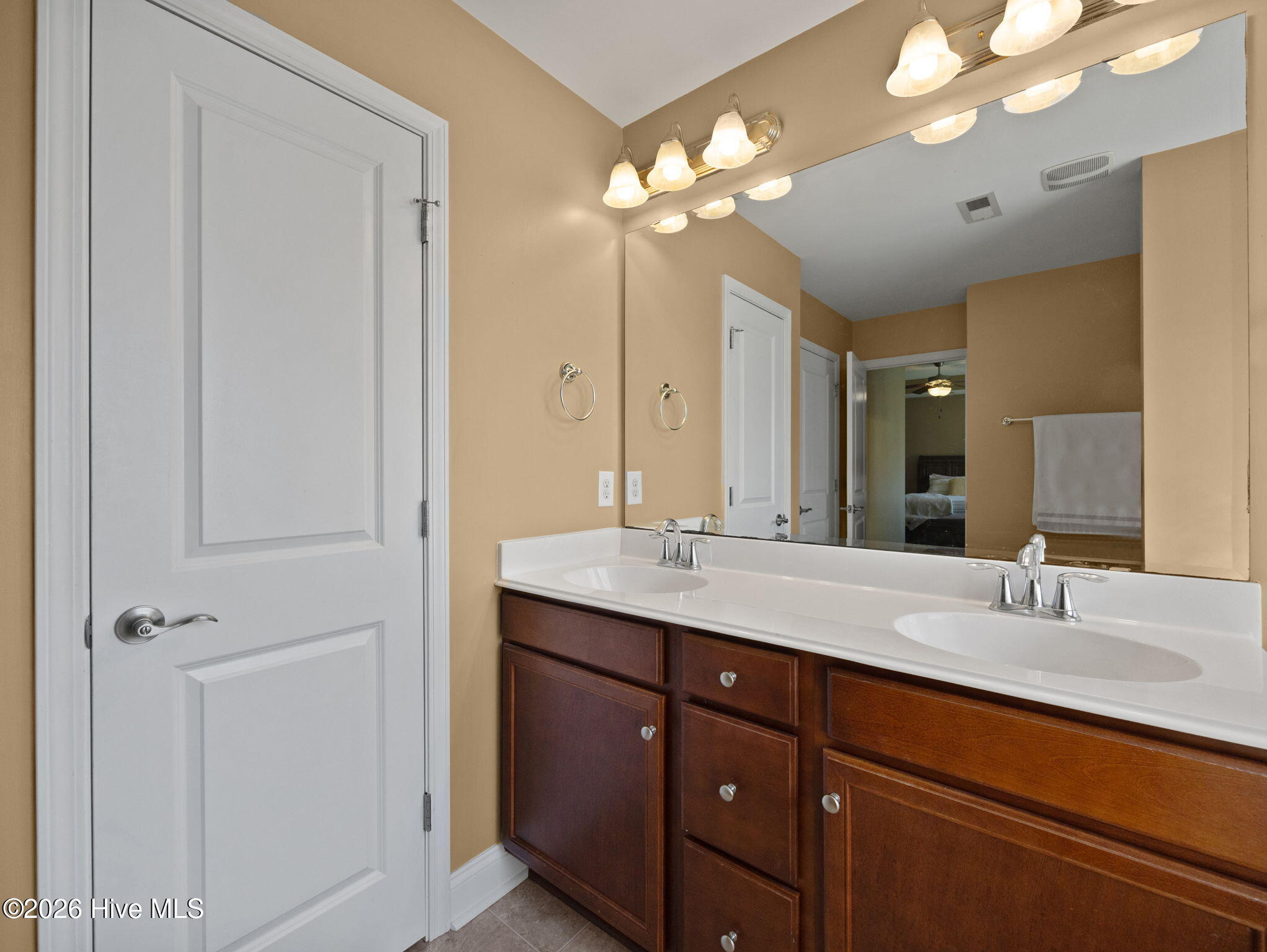 100565873 | Photo 28