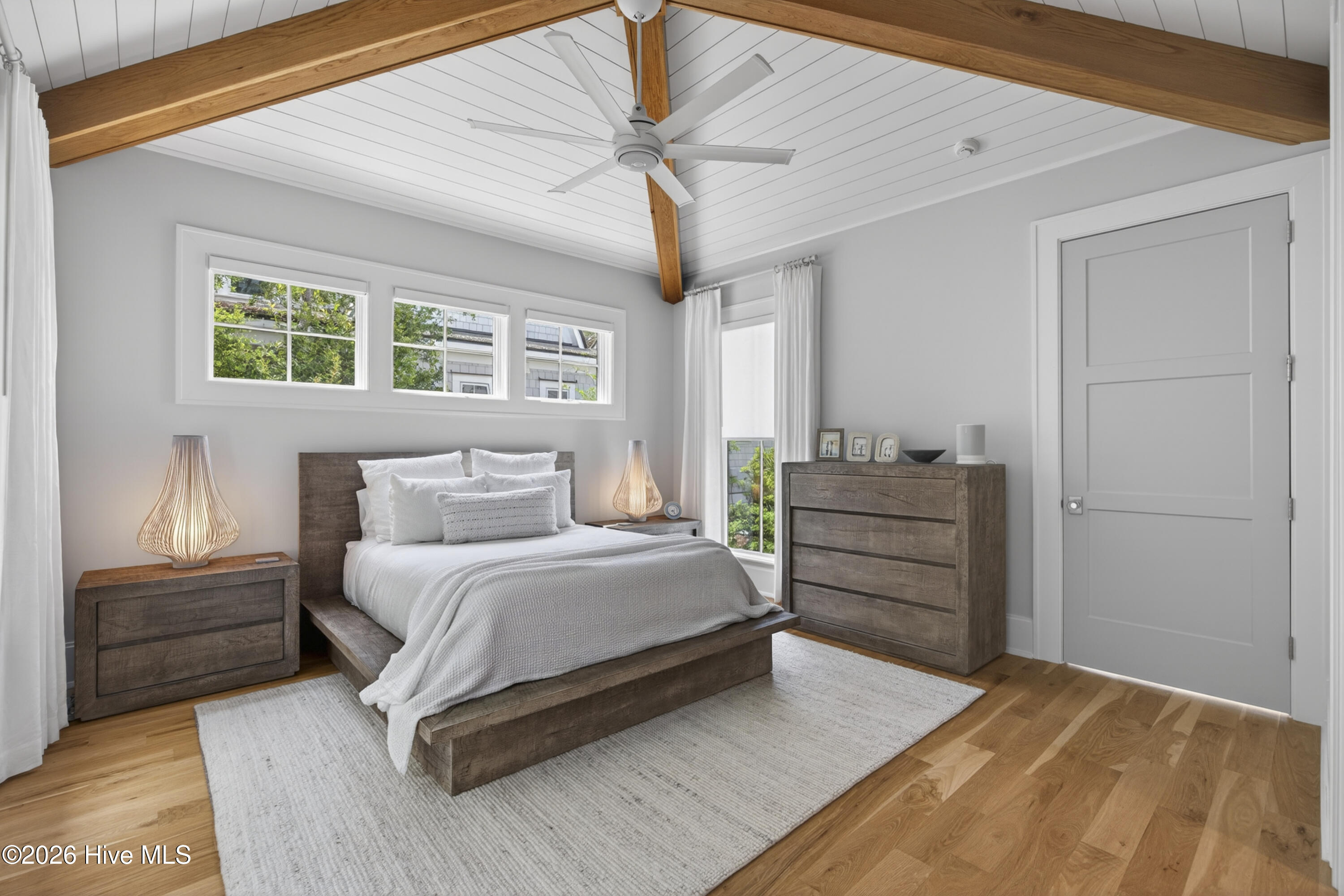 100566186 | Photo 36