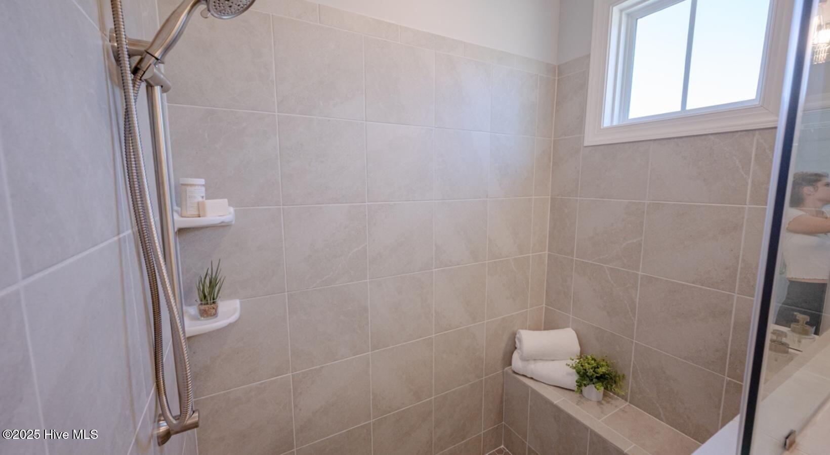 100484526 | Photo 38