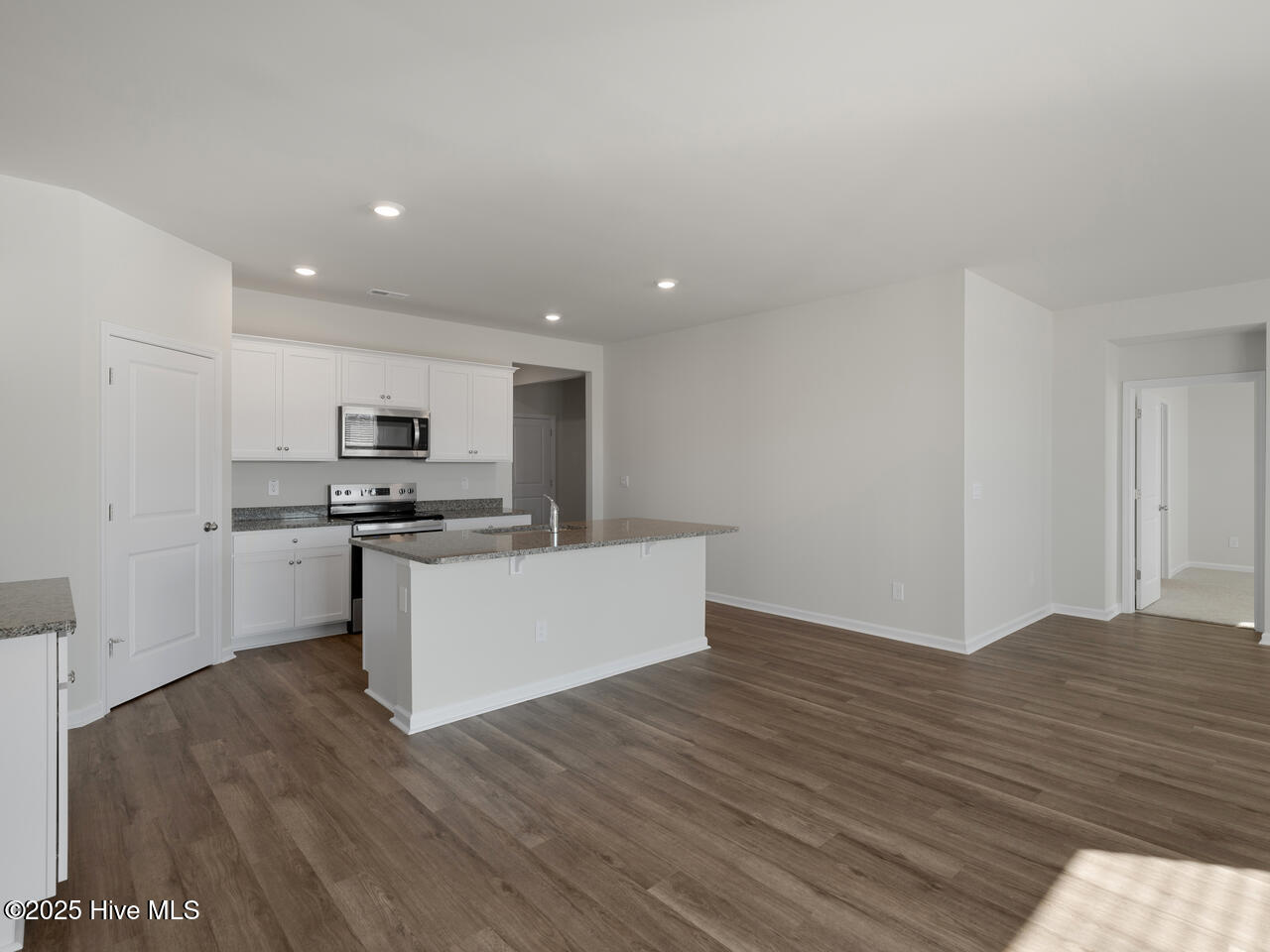 100548324 | Photo 12