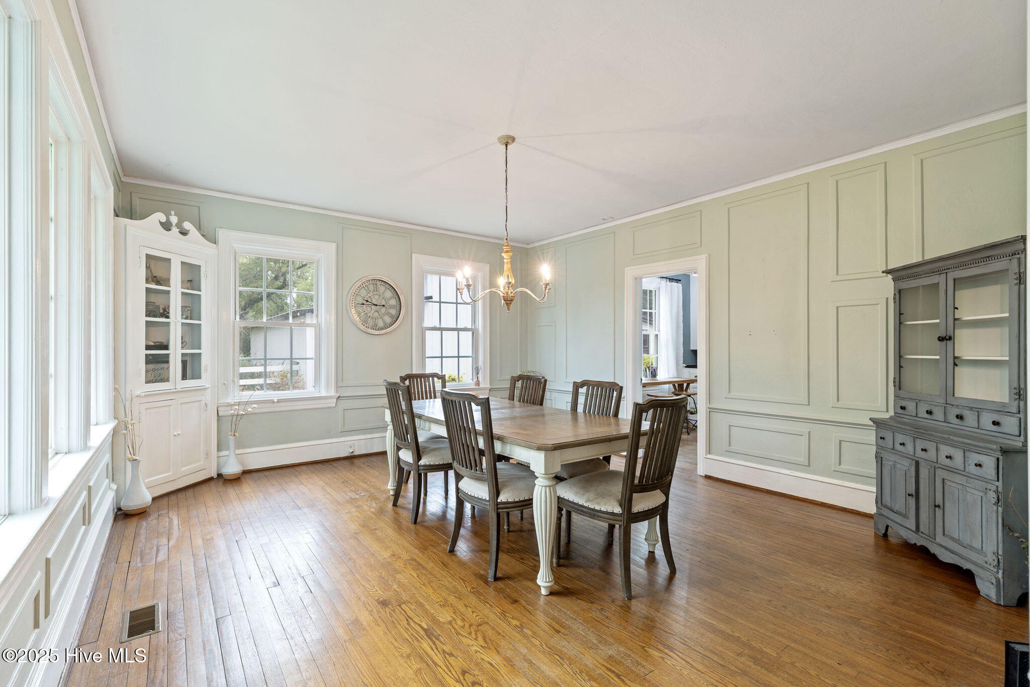 100533679 | Photo 33