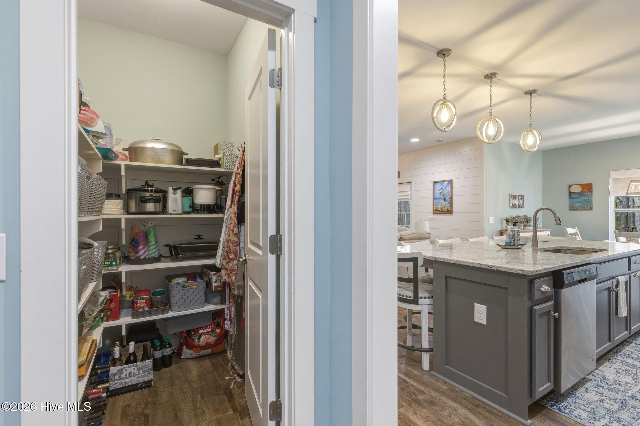 100560702 | Photo 43