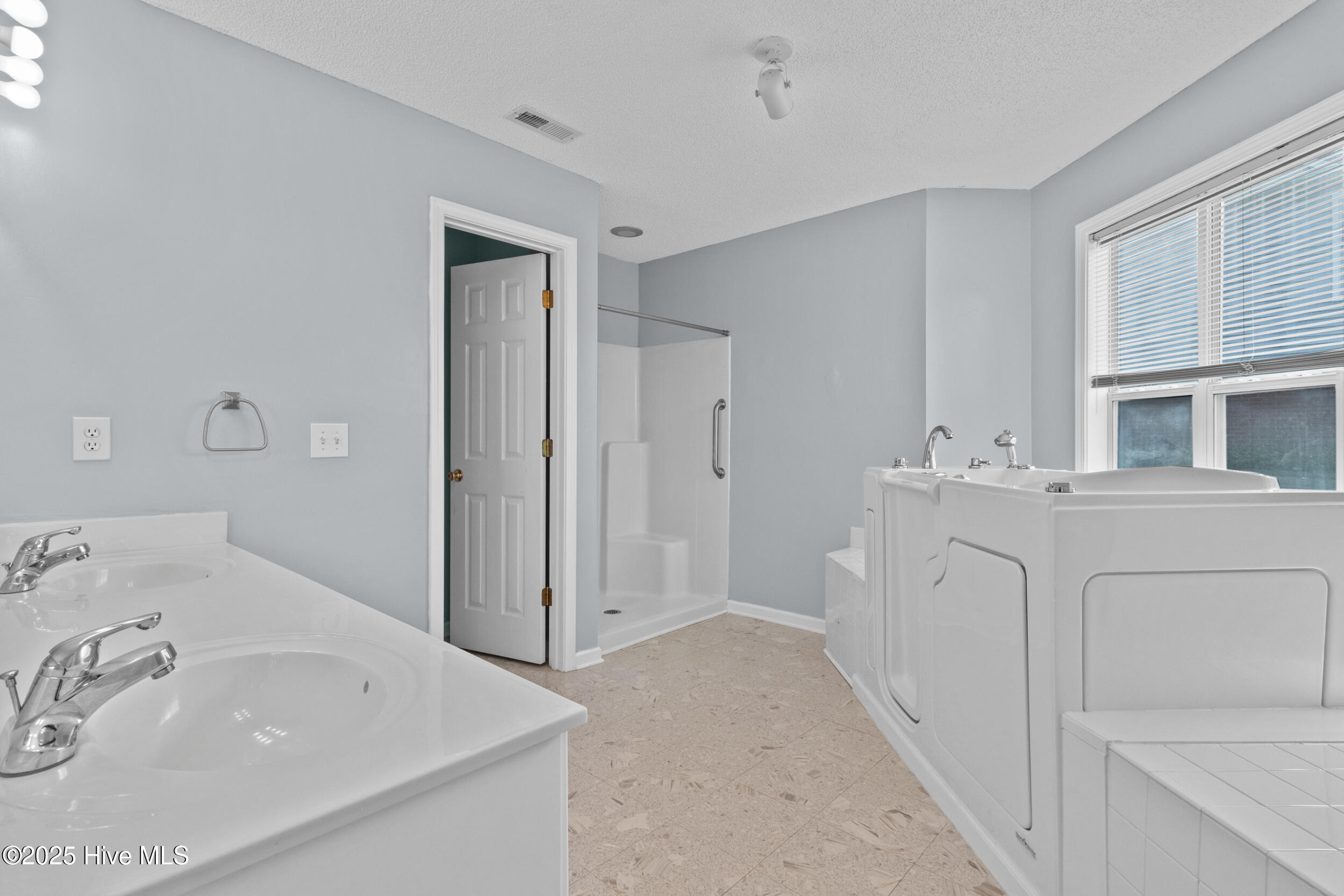 100528795 | Photo 22