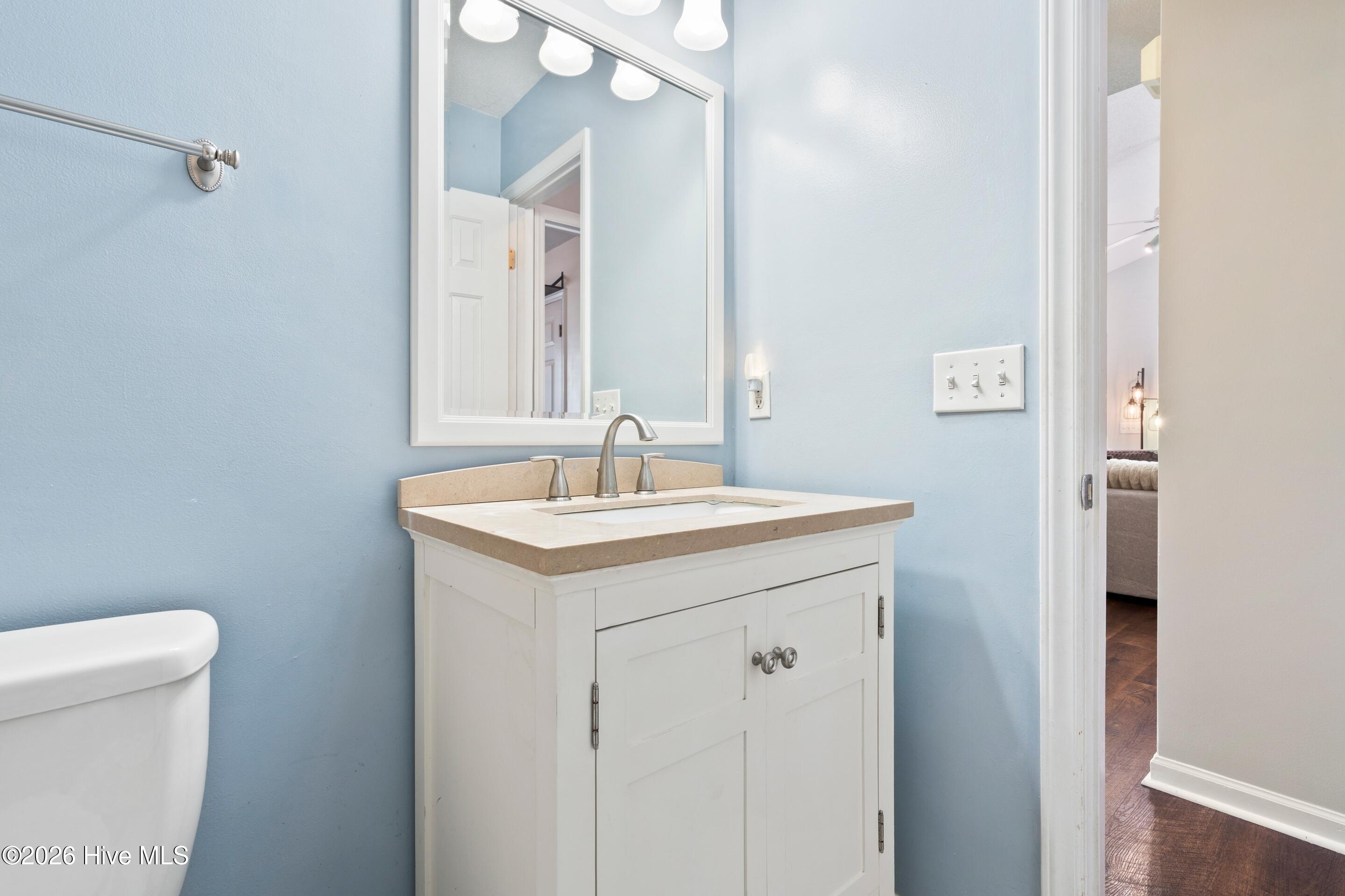 100547828 | Photo 24