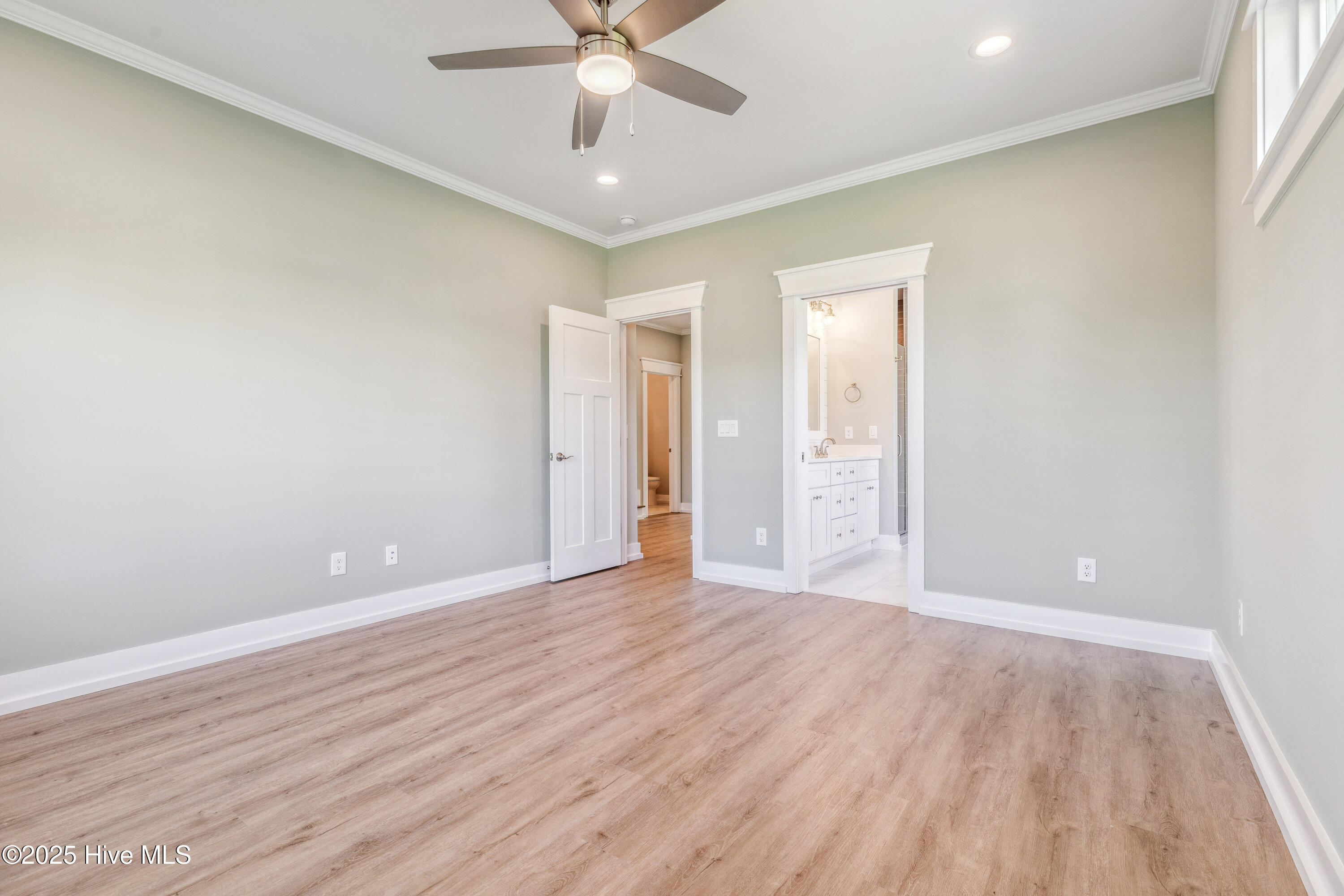 100558454 | Photo 34