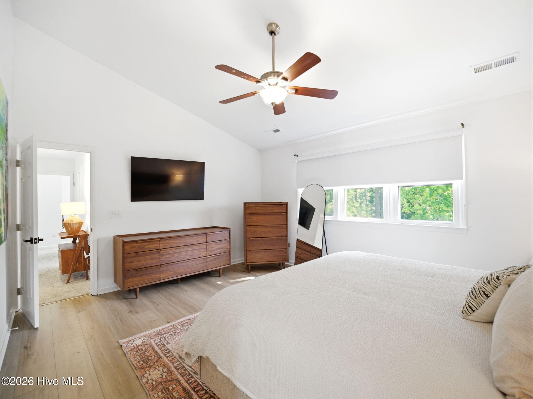 100568966 | Photo 36