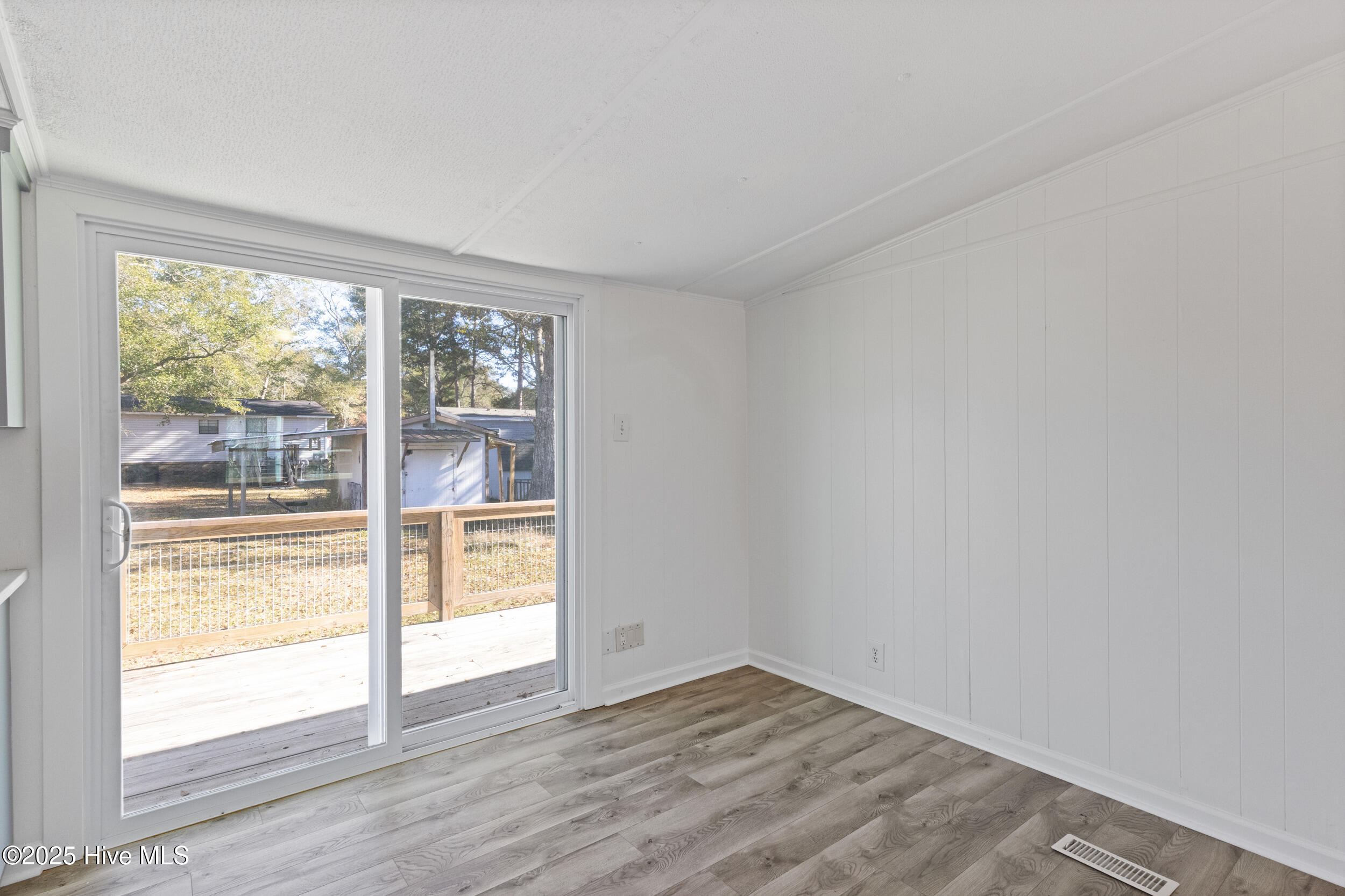 100545397 | Photo 33