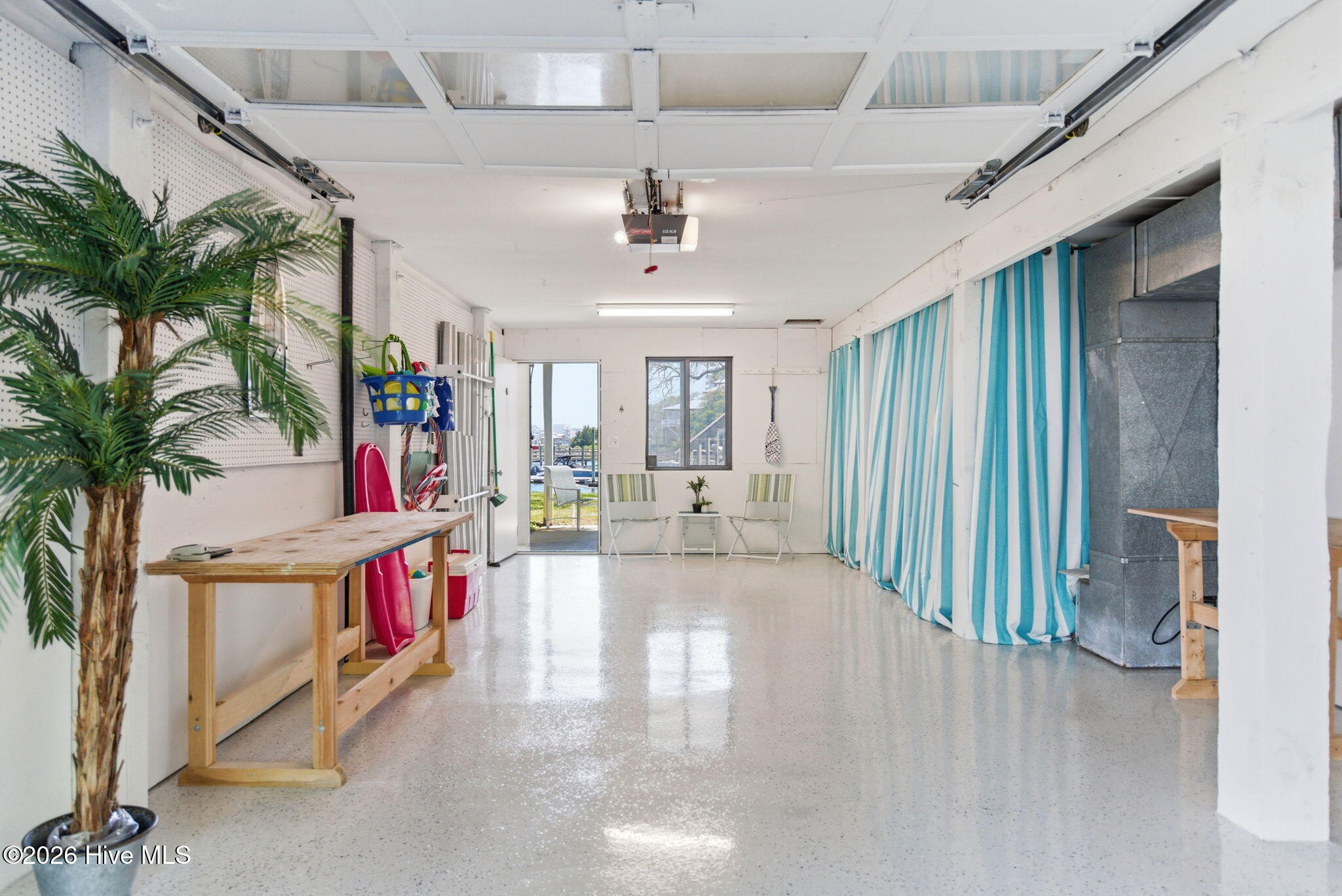 100570413 | Photo 22